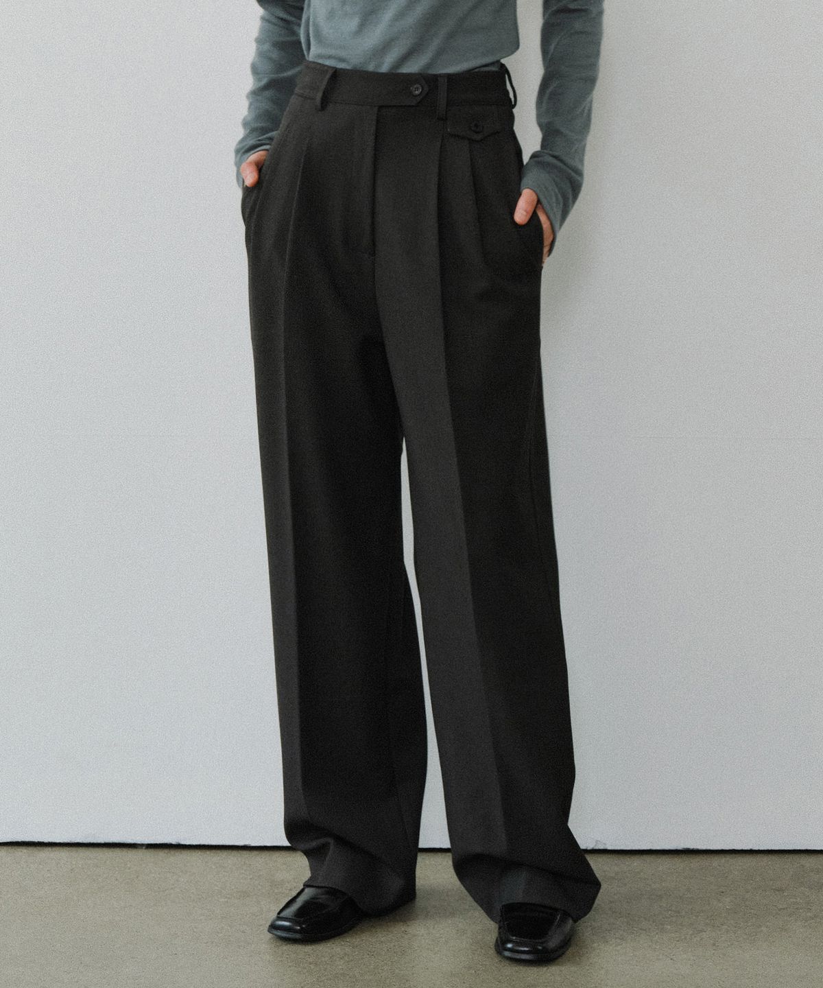유라고(URAGO) Classic two-tuck slacks