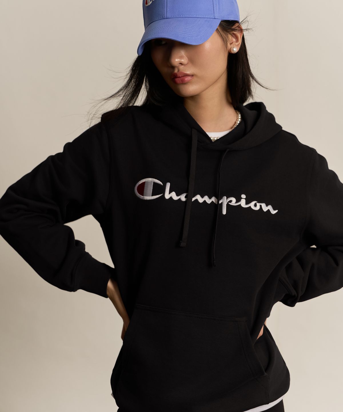 챔피온(CHAMPION) 빅 스크립트 로고 후드 티셔츠 Black