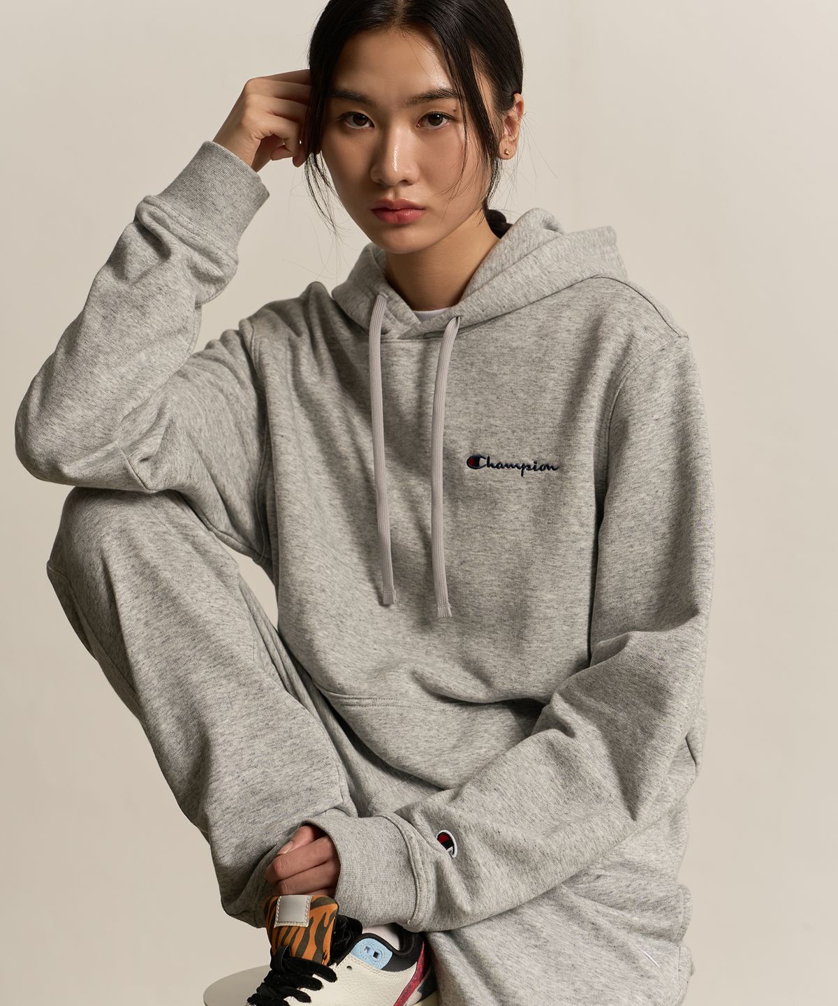 챔피온(CHAMPION) 스몰 스크립트 로고 후드 티셔츠 Normal Grey
