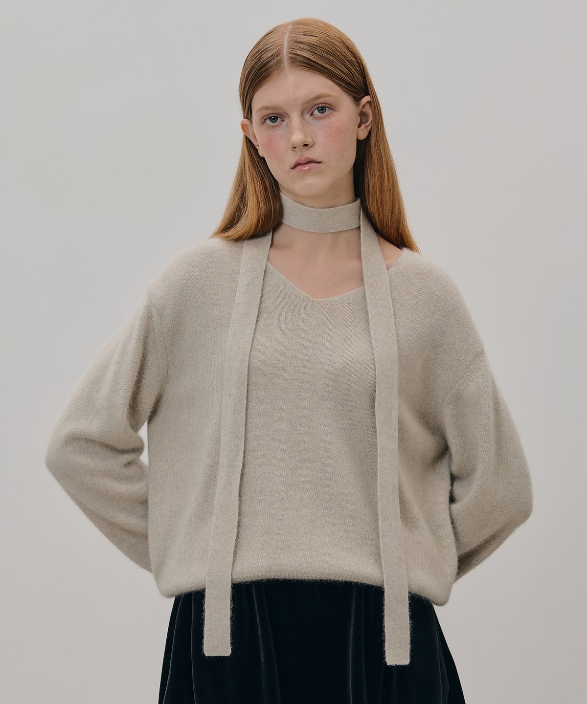 튜드먼트(TTUDEMENT) V-NECK MUFFLER KNIT TOP LIGHT GREY