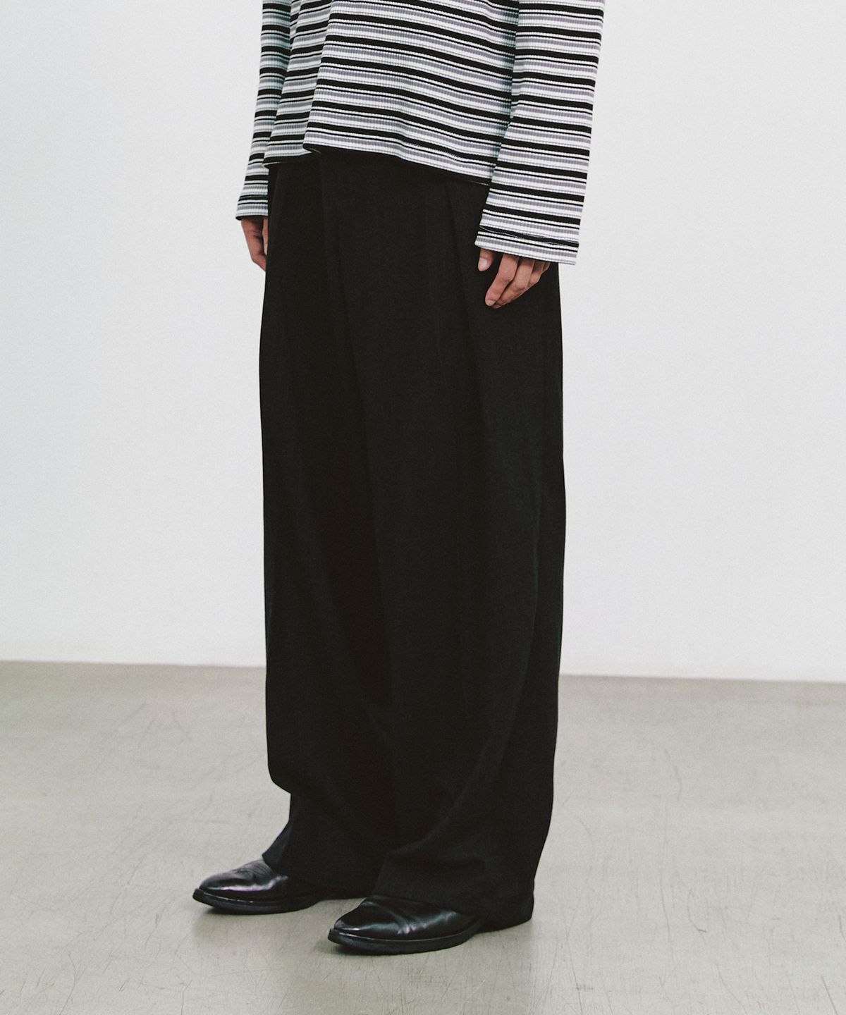 발루트(BALLUTE) PIN STRIPE DEEP ONE TUCK PANTS (BLACK)