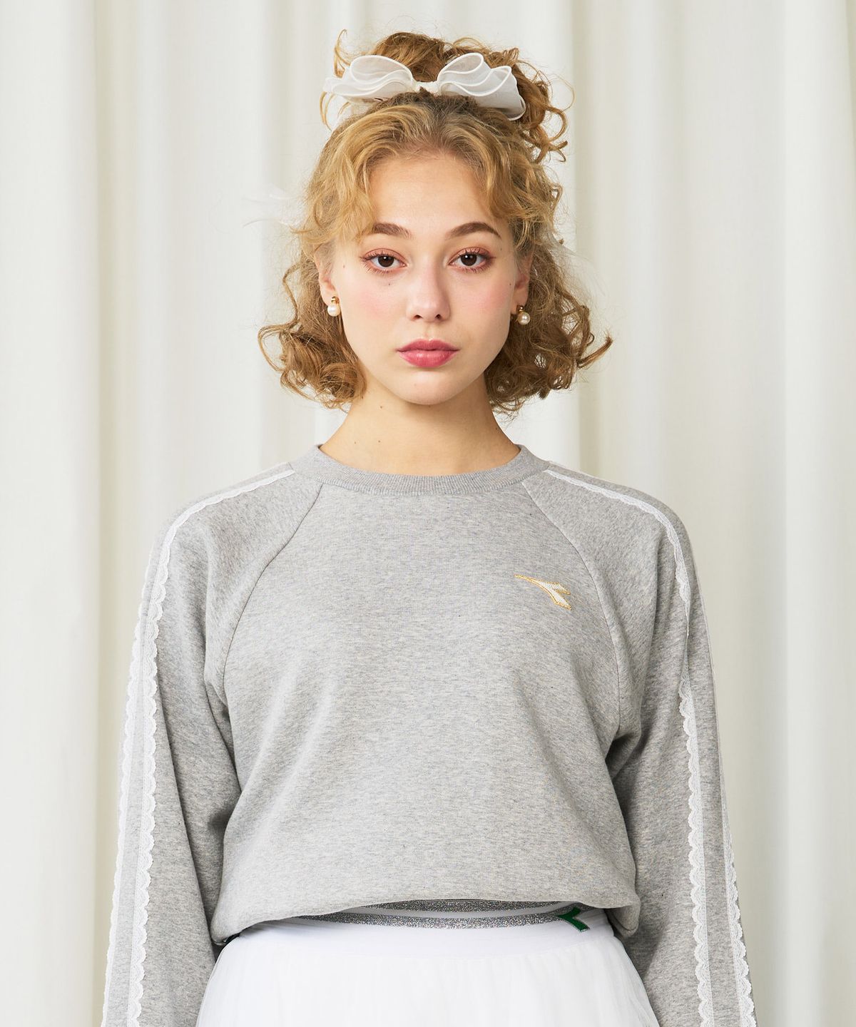 디아도라(diadora) 크로스코트 레이스 라인 맨투맨 우먼 MELANGE GREY
