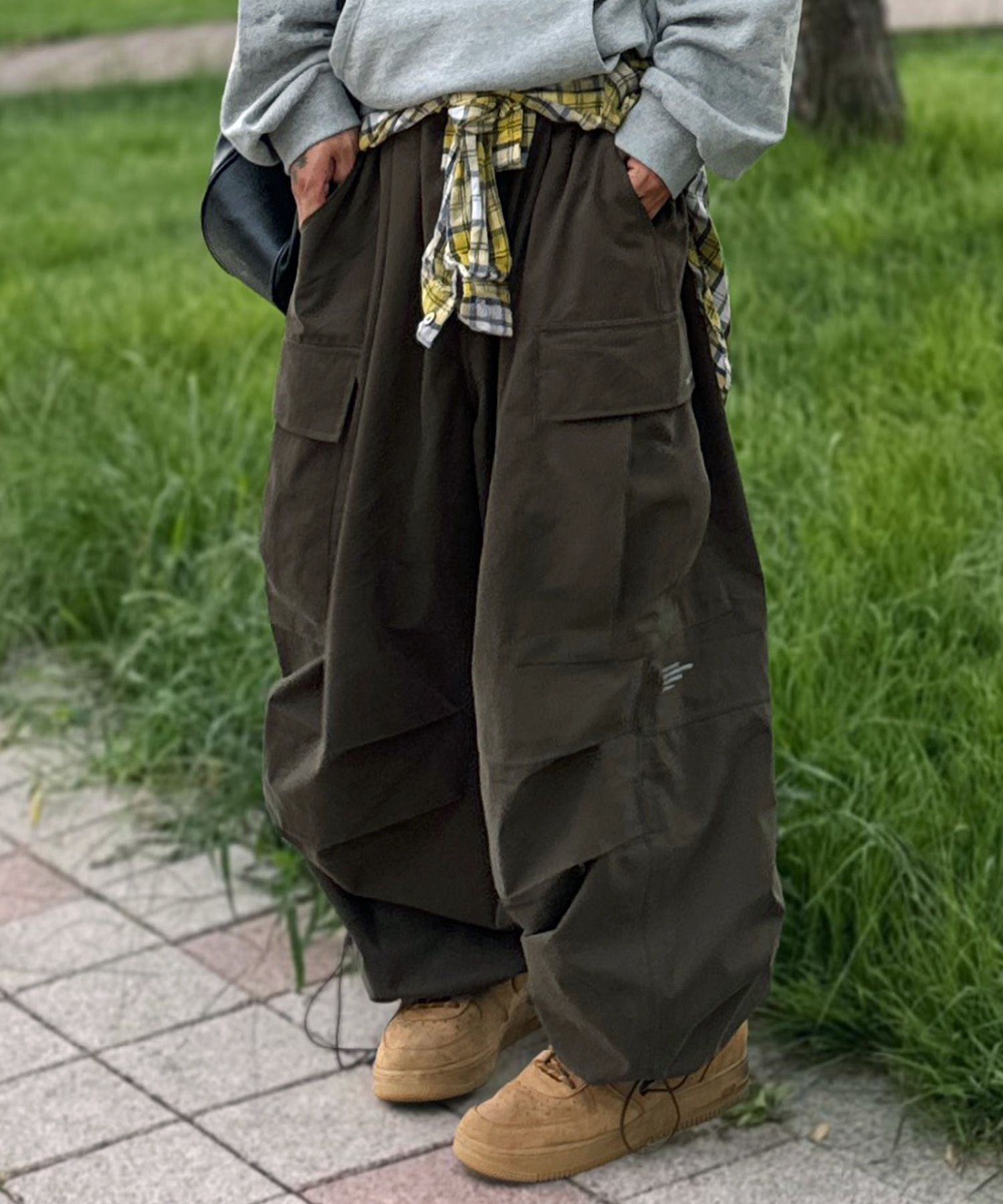 MUSINSA公式 | THEMILE CN カーゴバルーンパンツ [カーキブラウン]