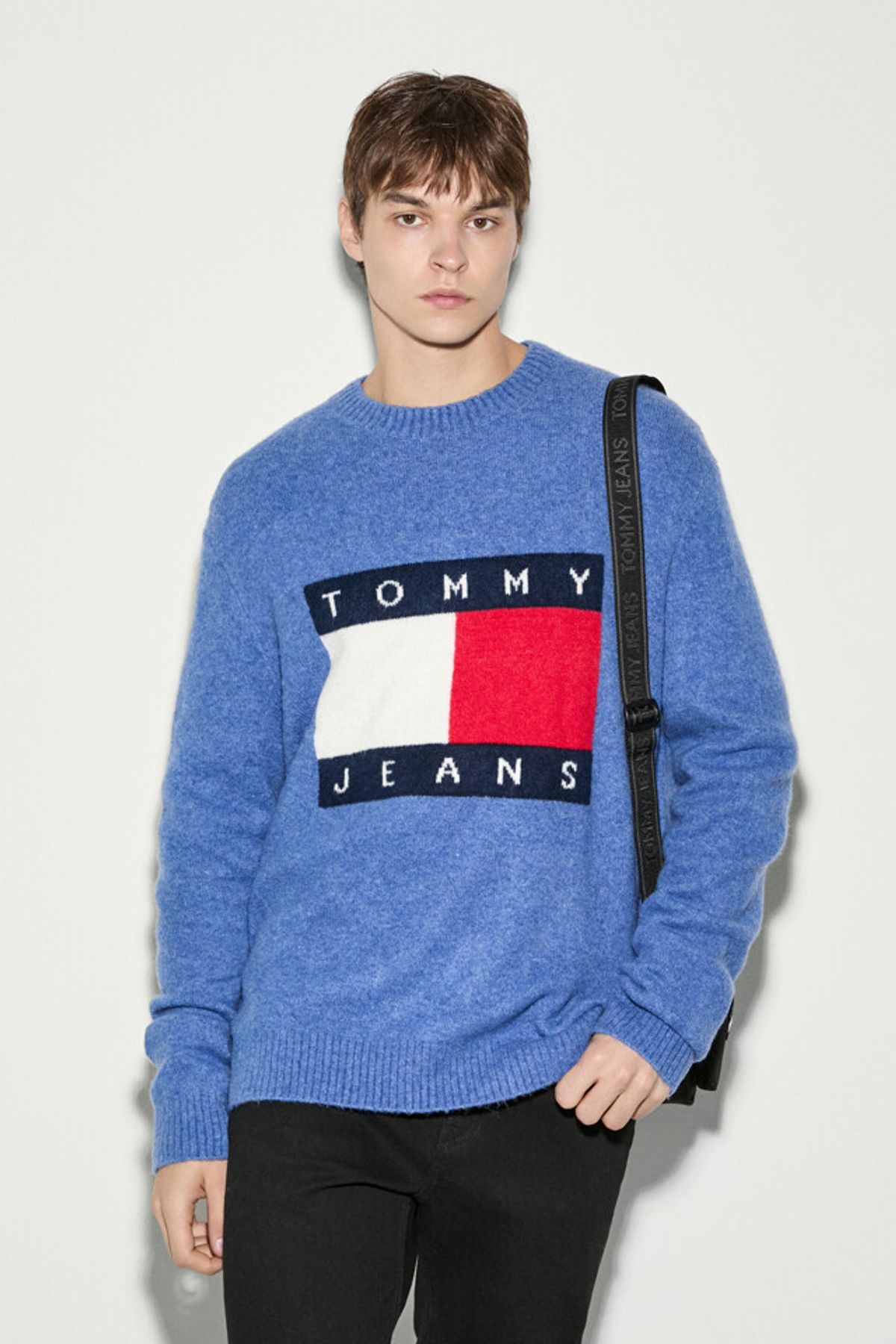 타미진스(TOMMY JEANS) 멜란지 플래그 스웨터 (T32E7KTO41TMT1C8T)
