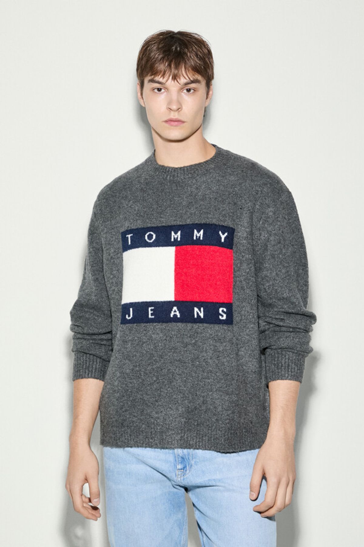 타미진스(TOMMY JEANS) 멜란지 플래그 스웨터 (T32E7KTO41TMT1PUB)