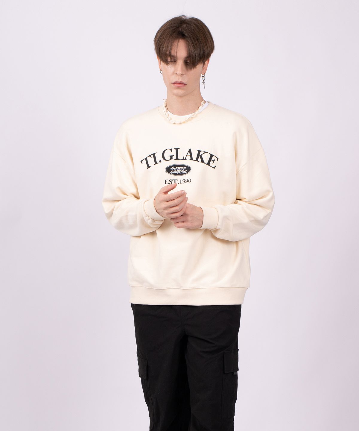 티글레이크(TI.GLAKE) 아치어썸 오버핏 쭈리 맨투맨 티셔츠 크림