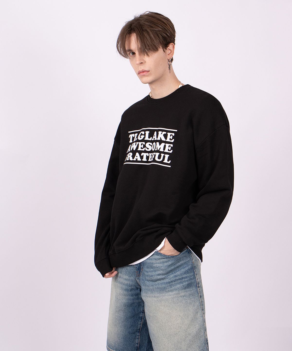 티글레이크(TI.GLAKE) 어썸로고 오버핏 쭈리 맨투맨 티셔츠 블랙