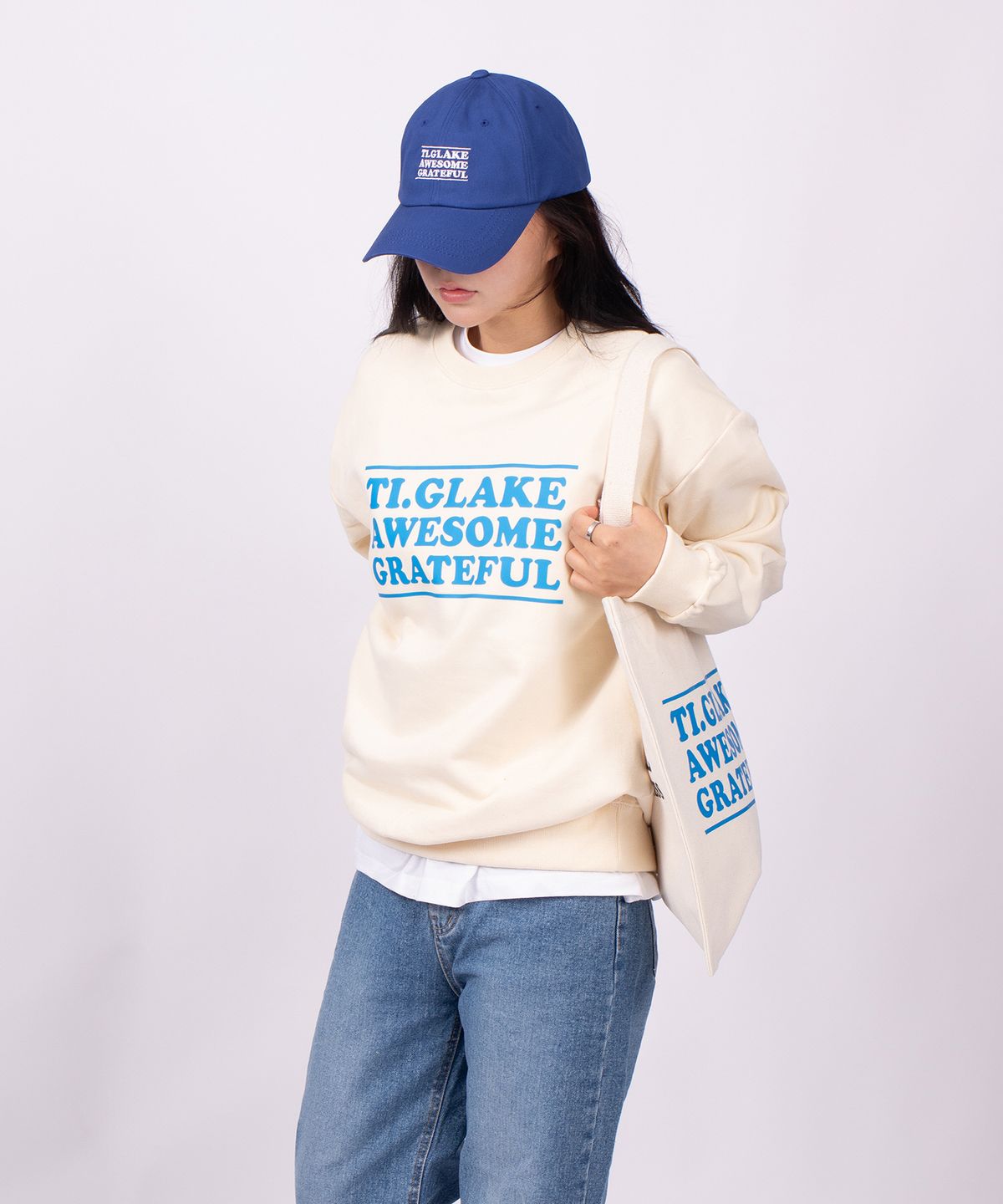 티글레이크(TI.GLAKE) 어썸로고 오버핏 쭈리 맨투맨 티셔츠 크림