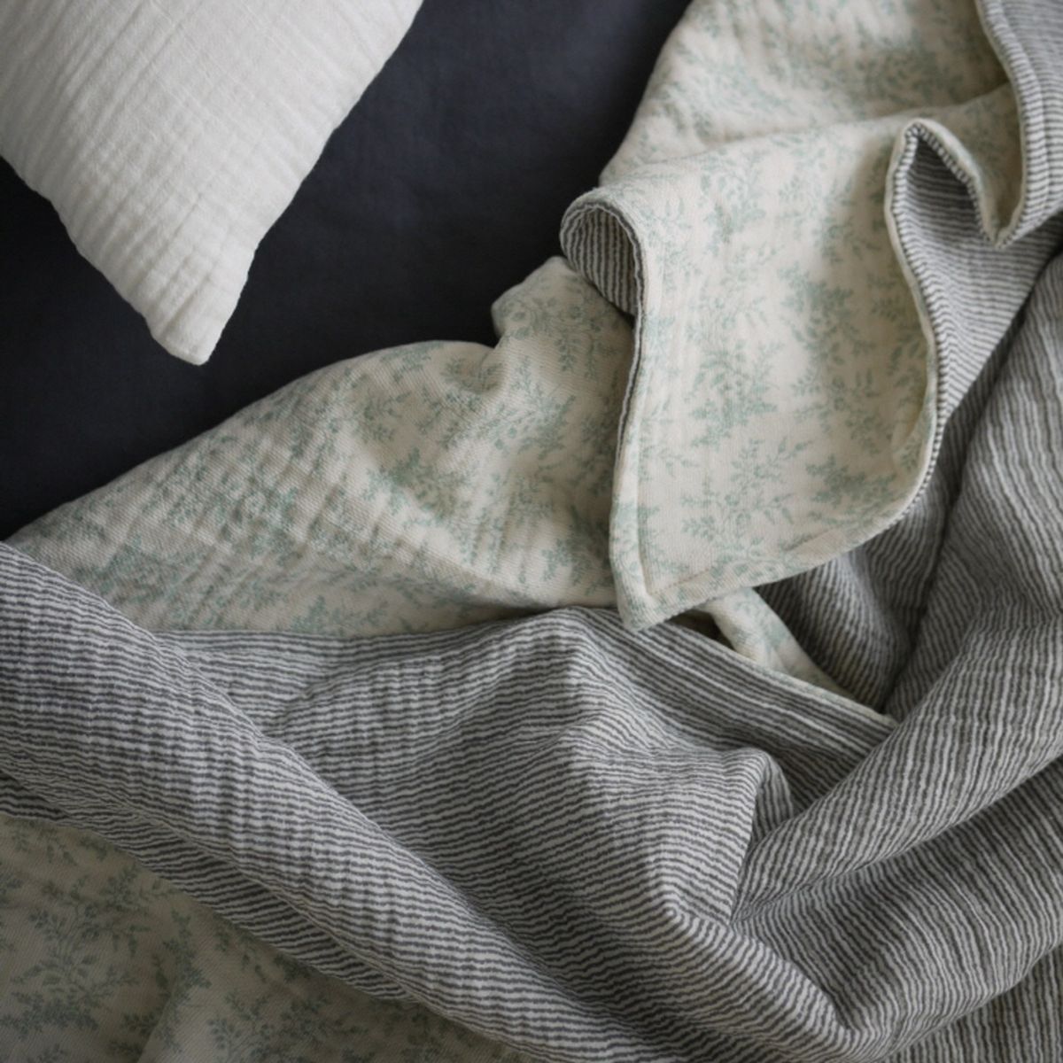 봄봄패브릭스(BOMBOM FABRICS) 6Layer  gauze blanket (flower+gray stripe)