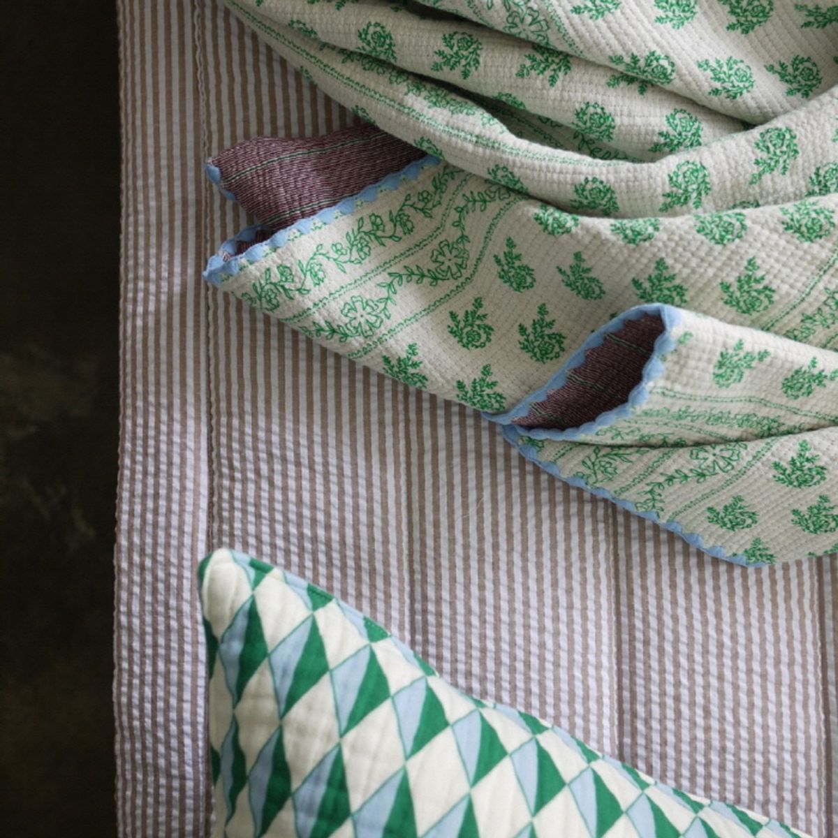 봄봄패브릭스(BOMBOM FABRICS) triple cotton blanket (green flower + deep red stripe)