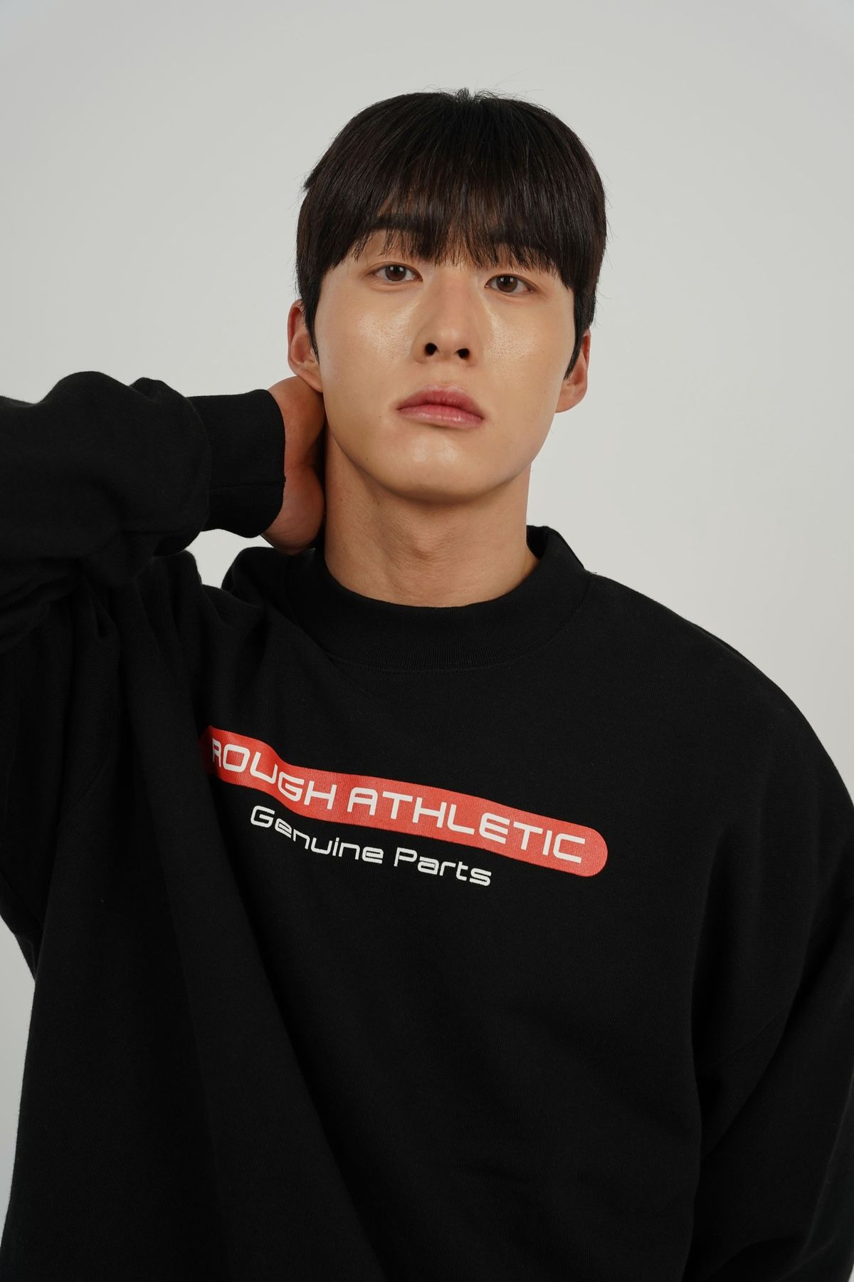 러프 애슬레틱(ROUGH ATHLETIC) 헤비웨이트 genuine parts 로고 맨투맨 -Black