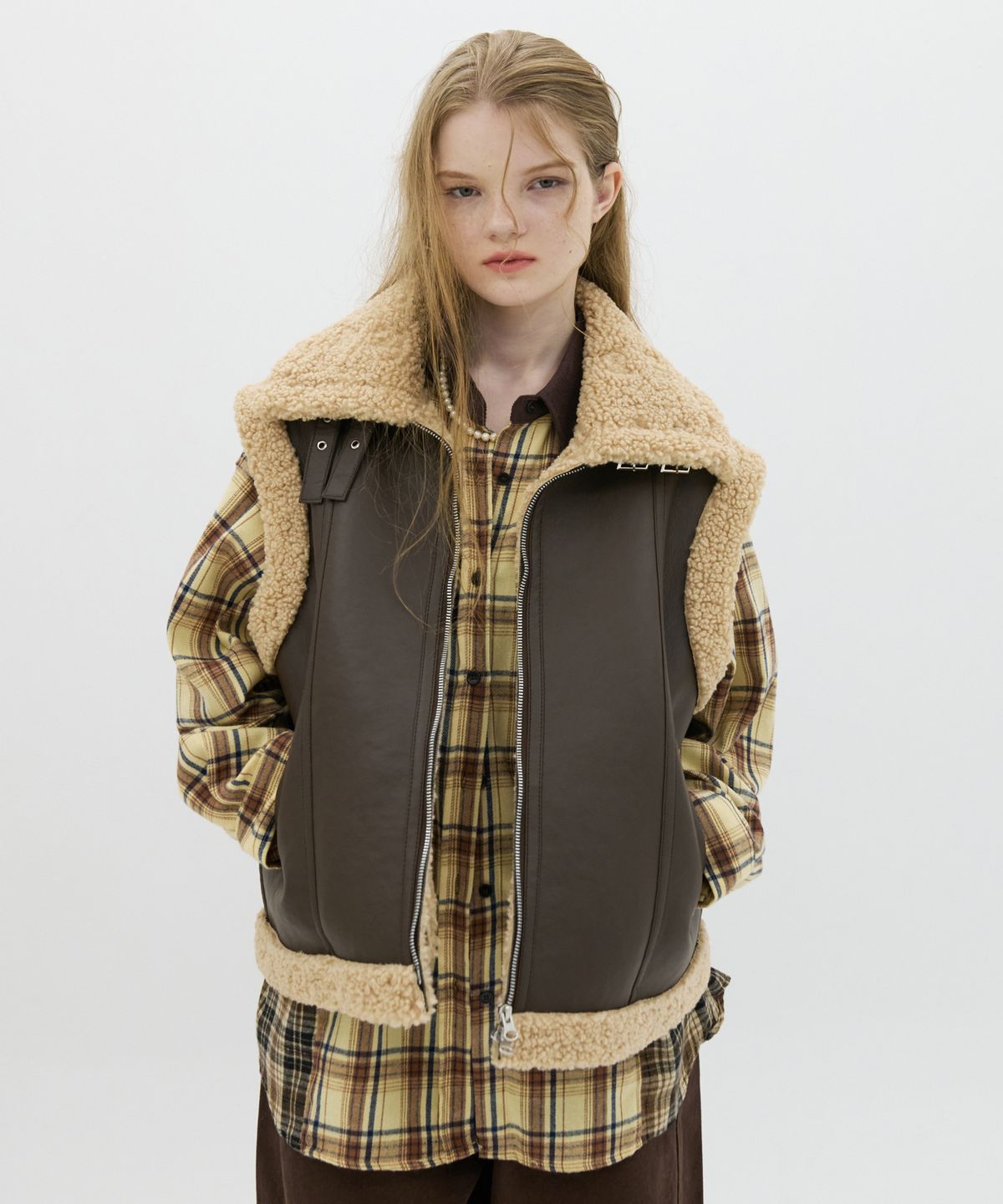 비콰이엇(B QUIET) SOFT FAUX SHEARING TRIMMING VEST_BROWN BEIGE