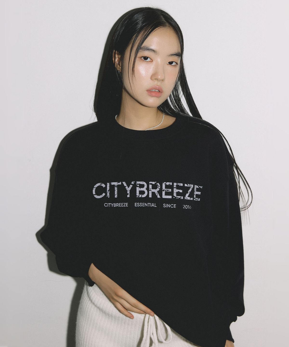시티브리즈(CITYBREEZE) 에센셜 크랙 로고 스웨트 셔츠_BLACK