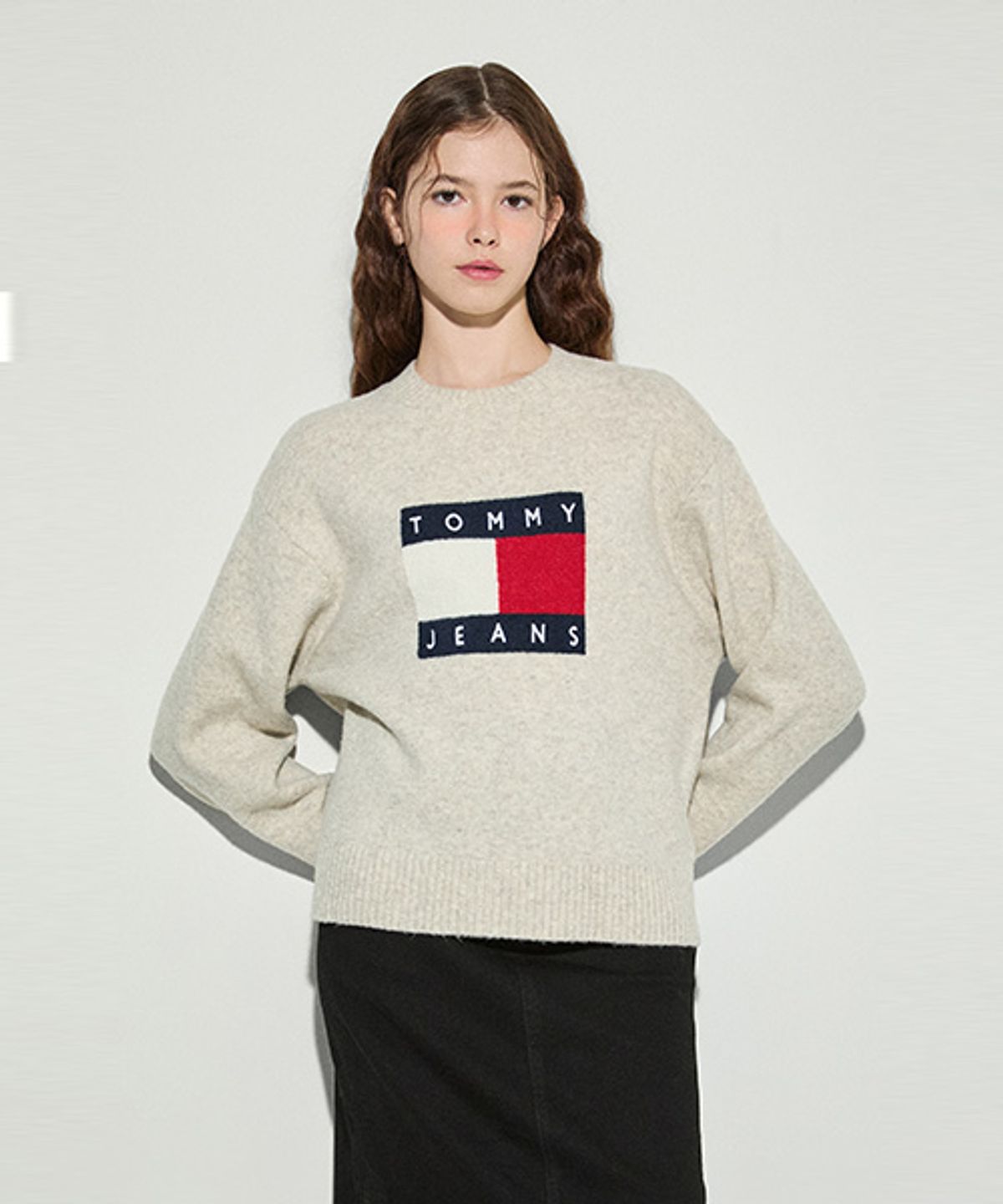 타미진스(TOMMY JEANS) 플래그 크루넥 스웨터 (T32E7KTO40TWT4HCV)