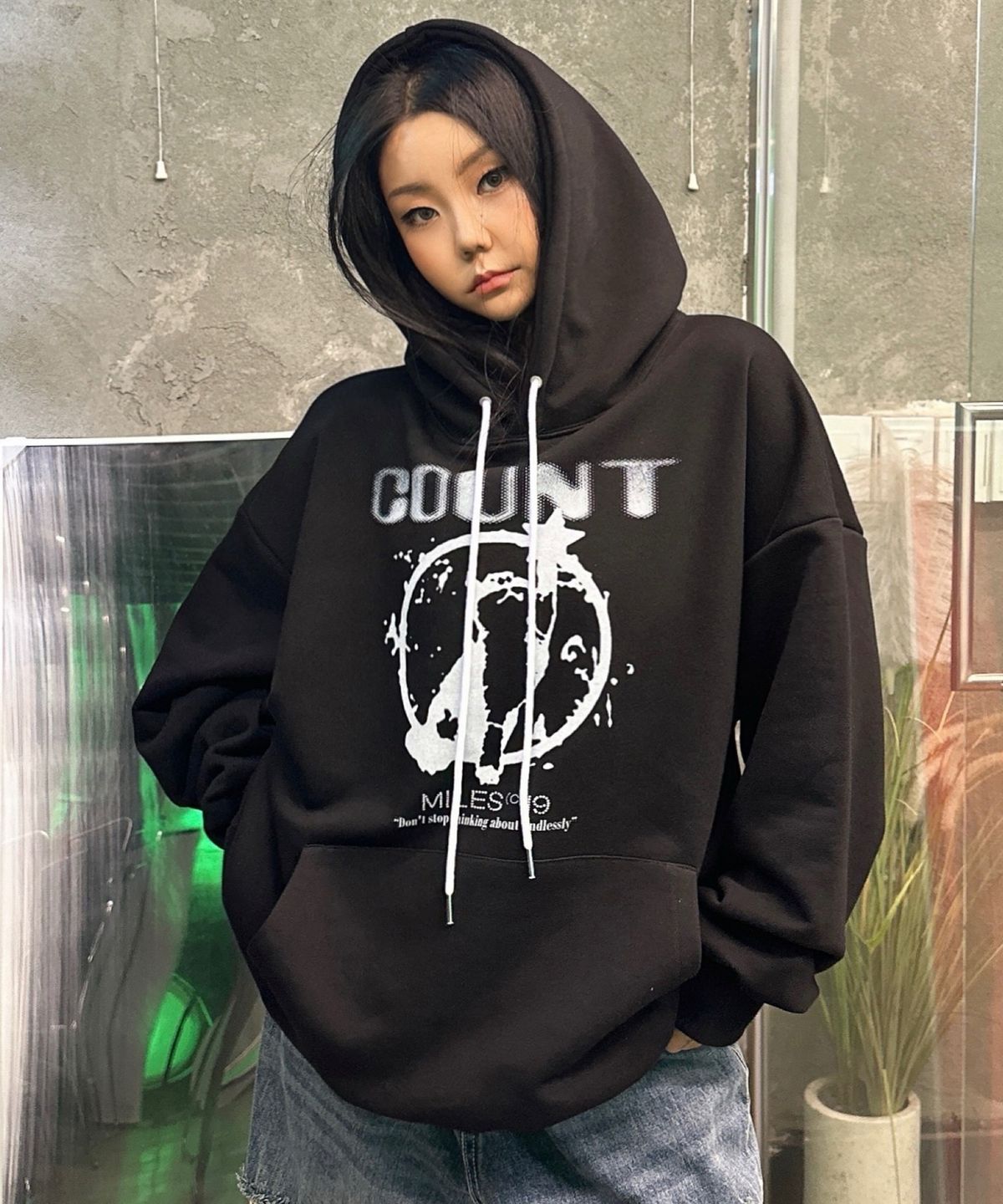 더마일(THEMILE) 캣스타 카운트 스웨트 후드 BLACK