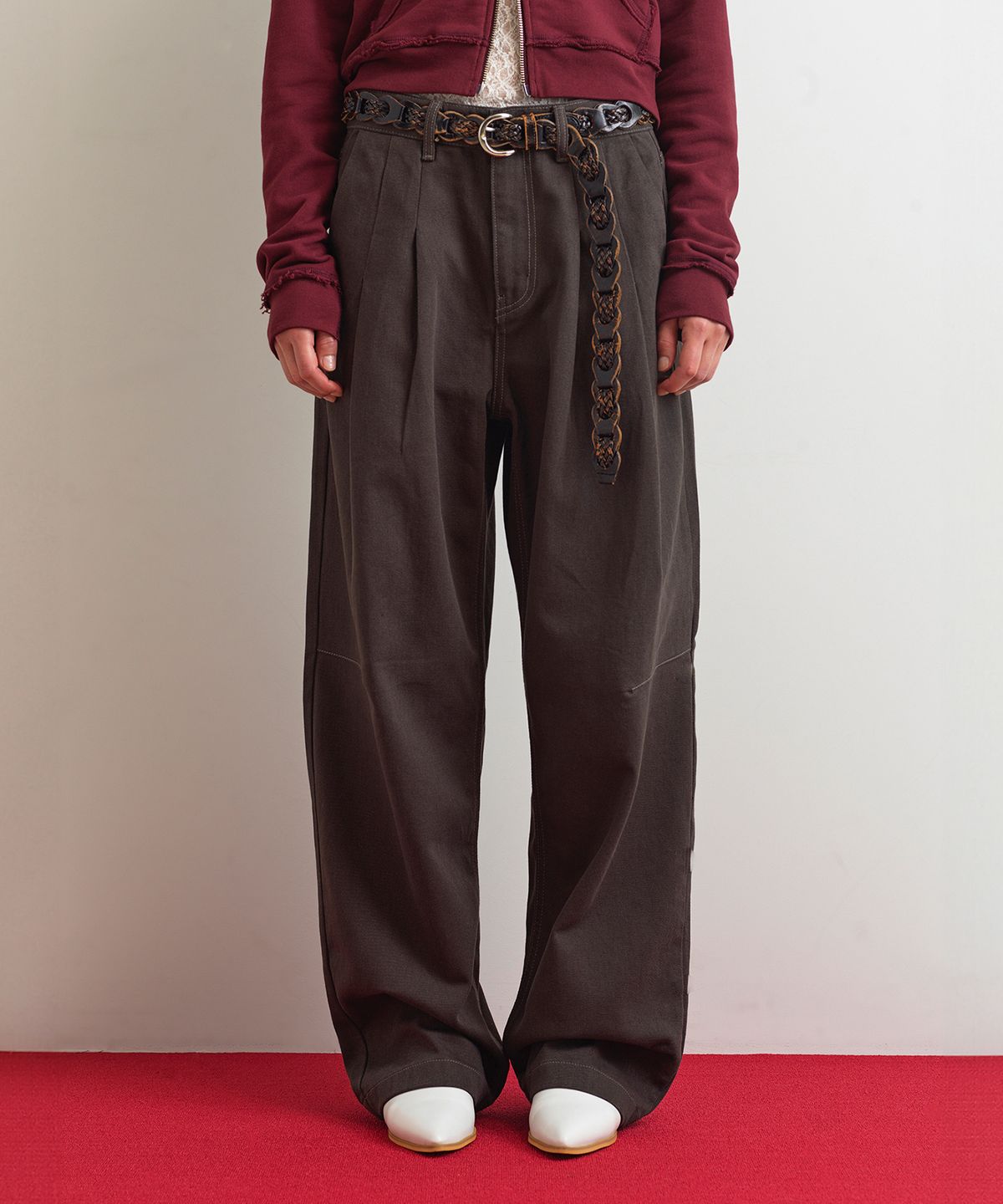 아옵트(AOPT) TWO-TUCK WIDE DENIM PANTS - CHARCOAL