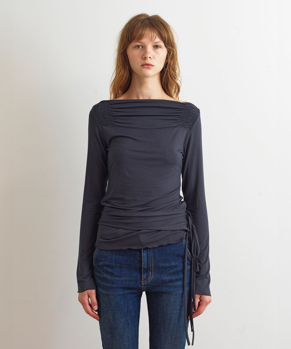 아옵트(AOPT) BOAT NECK TWO WAY STRAP TOP - CHARCOAL