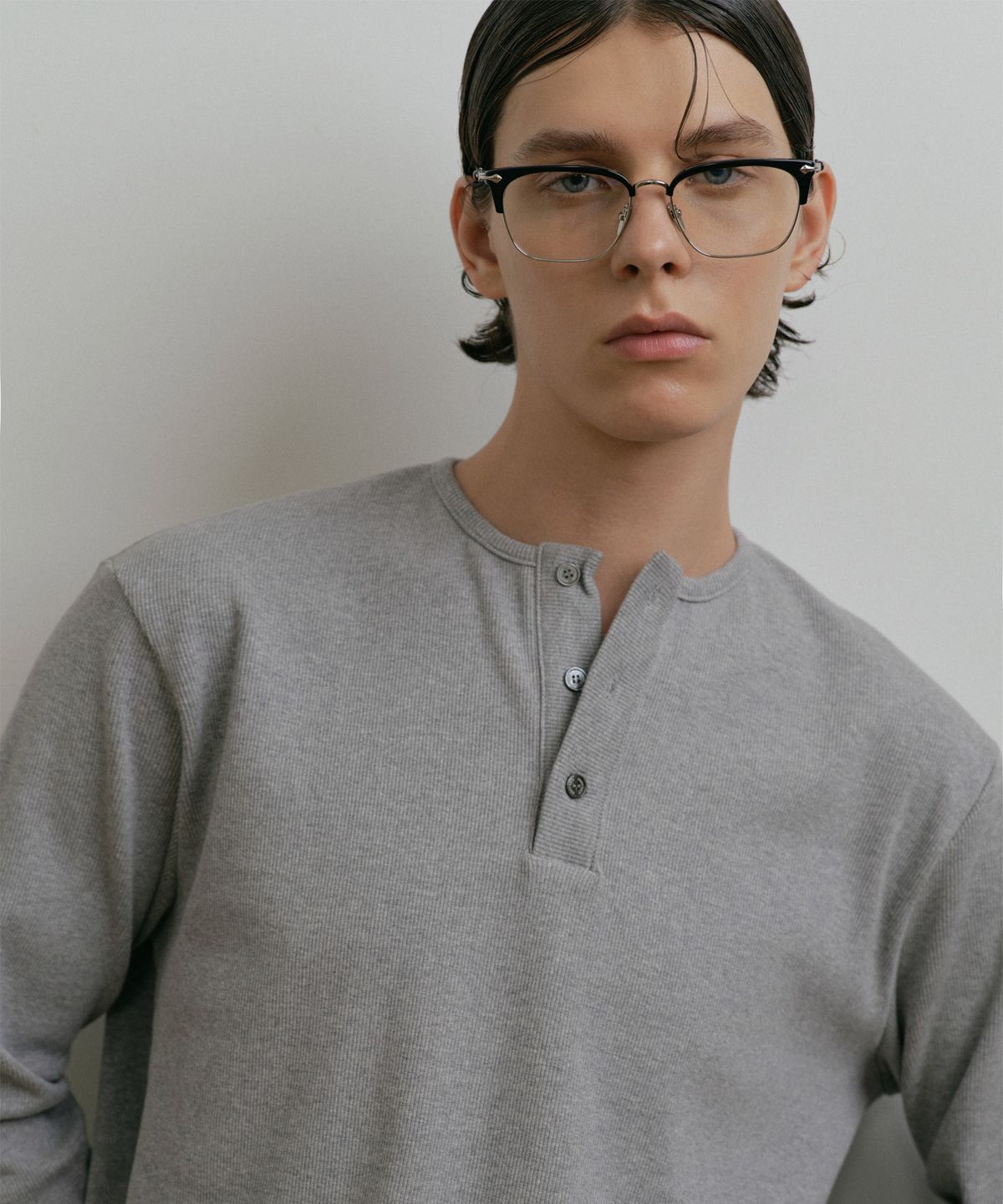 더스티화이트(DUSTYWHITE) GREY HENLEY NECK COTTON SHIRT