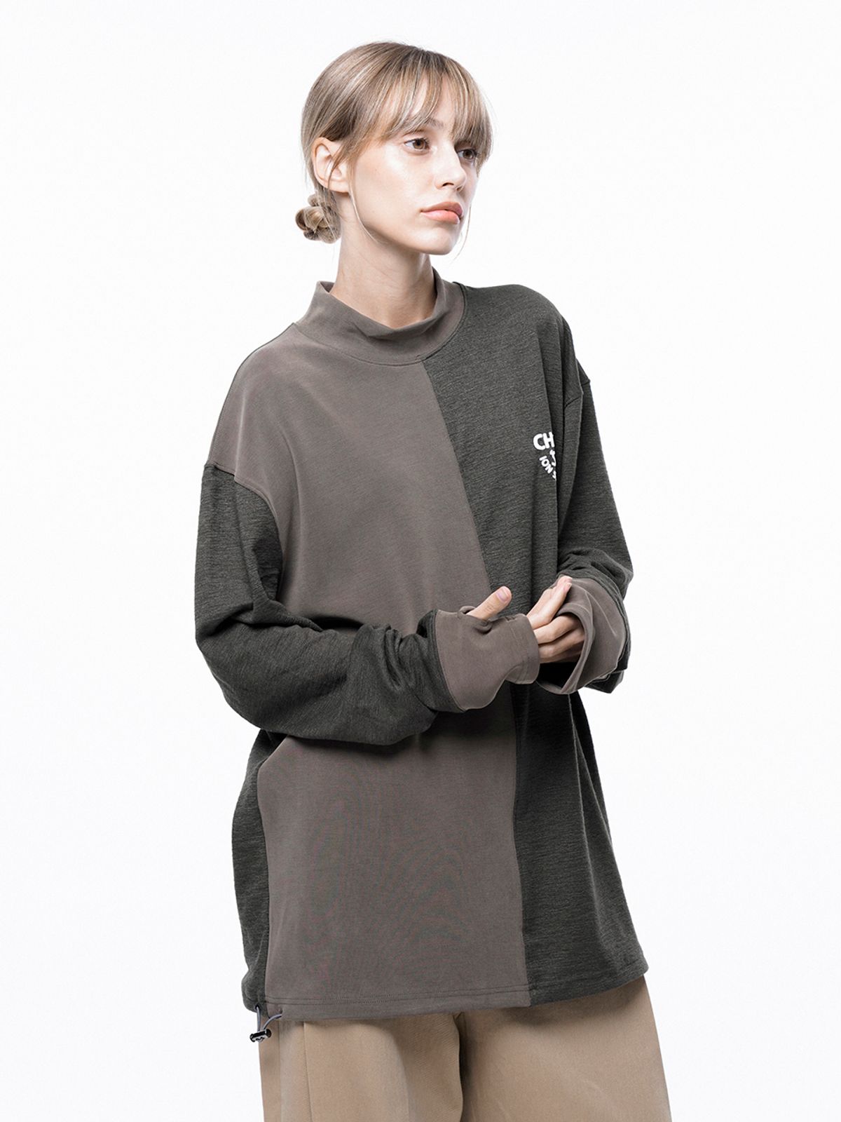 챈세스노이(CHANCE'S NOI) Circle Reverse Slev Hlaf-neck Sweat - Khaki Beige /M243MT03KAW