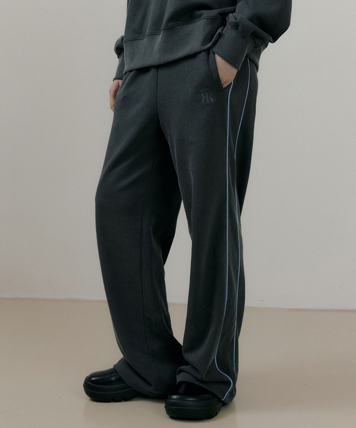 리올그(REORG) RIE VINTAGE PIPING LOGO WIDE PANTS DARK GRAY