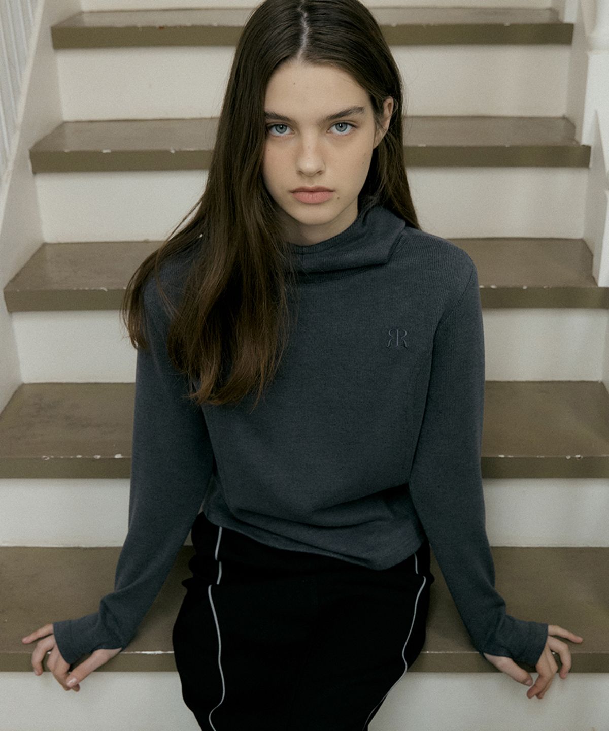 리올그(REORG) RIE SLIM LINE KNIT HOOD CHARCOAL