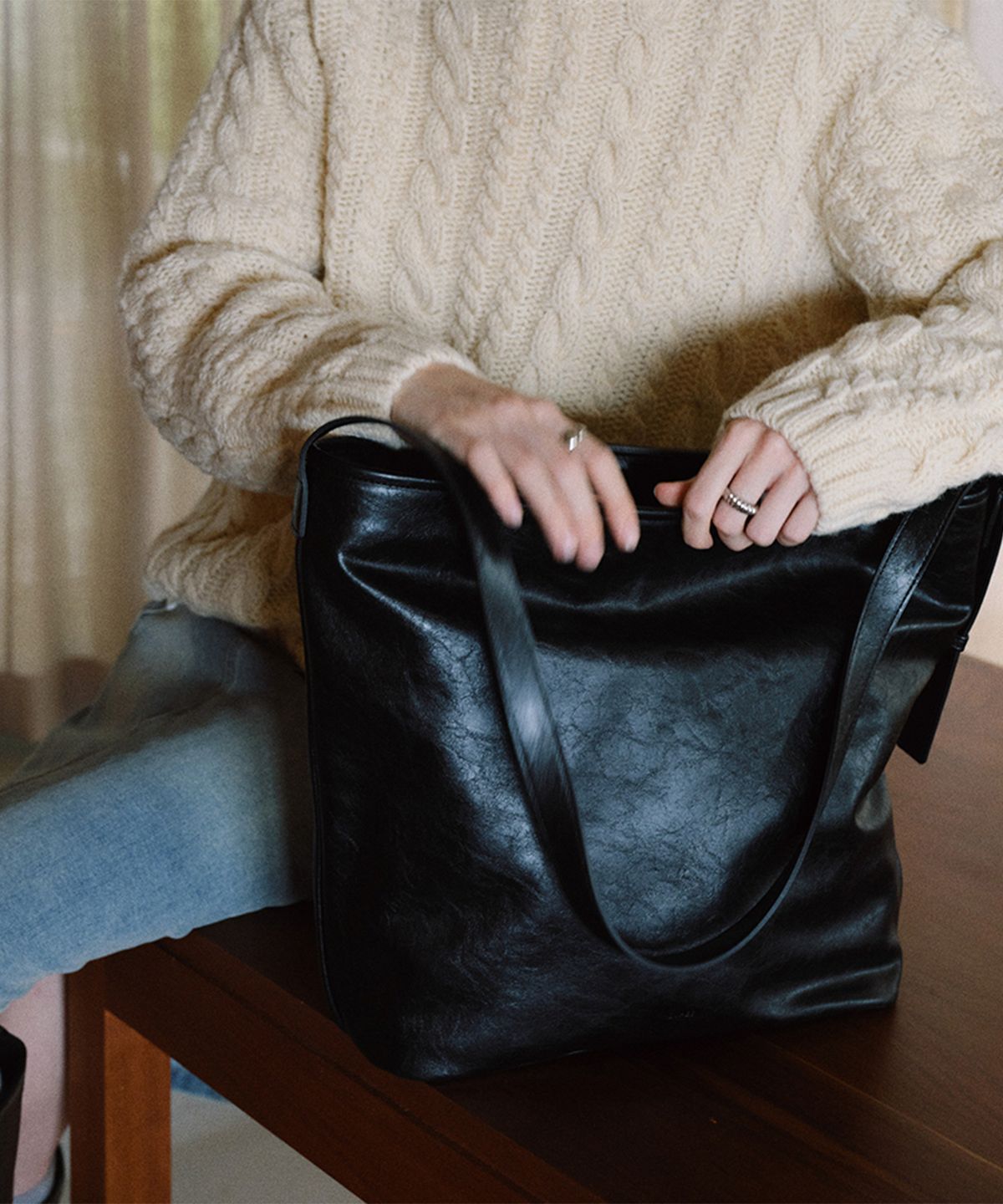오브히(OVHEE) 포에 버킷백 Poe Bucket Bag_Black