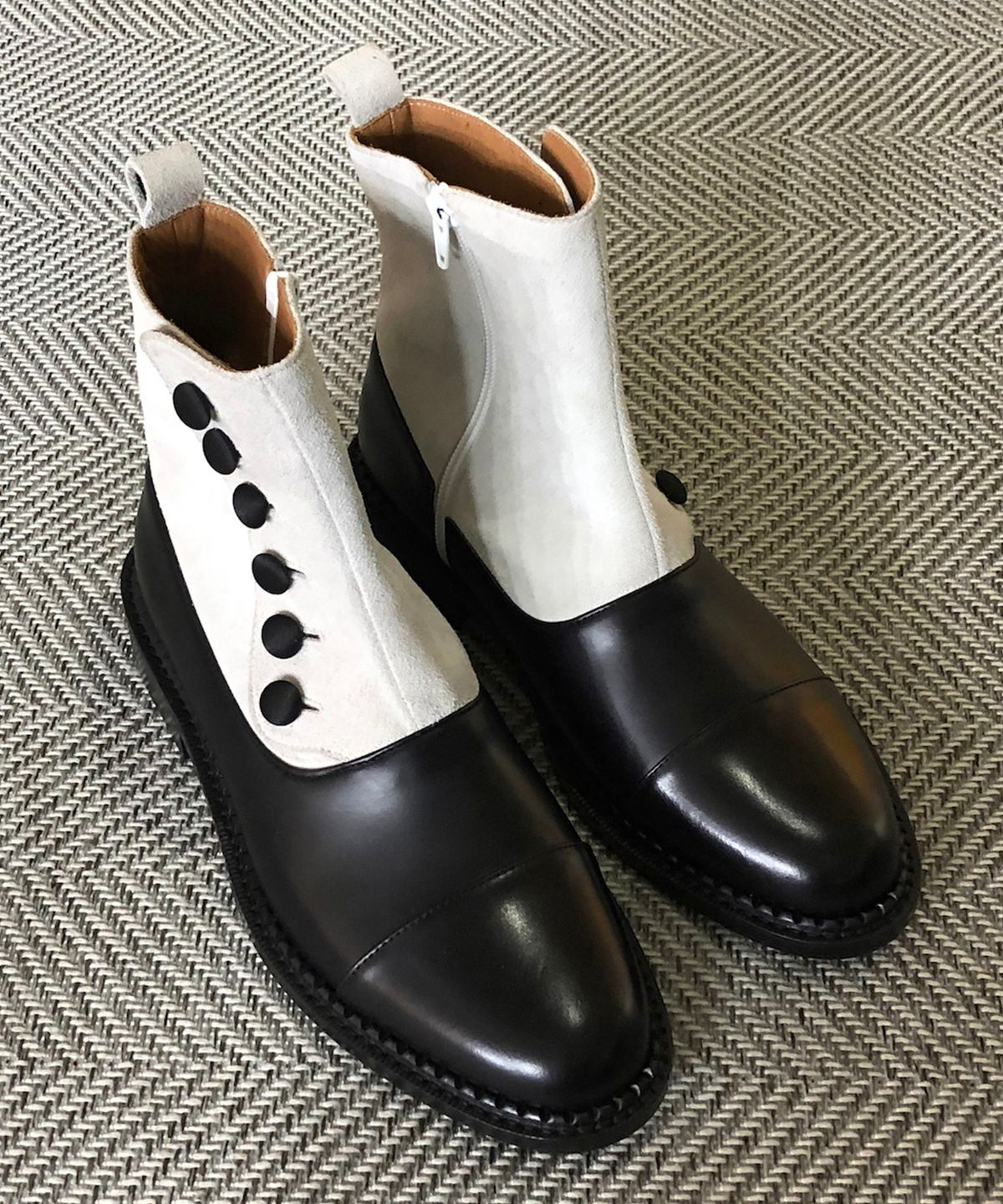 조앤슈(JOENSHOE) 벨라 버튼디테일 하프 부츠