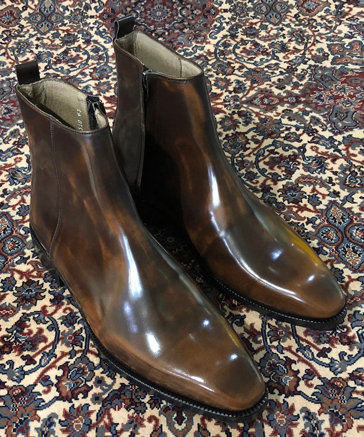 조앤슈(JOENSHOE) 휴고 슬릭 사이드지퍼 부츠 브라운