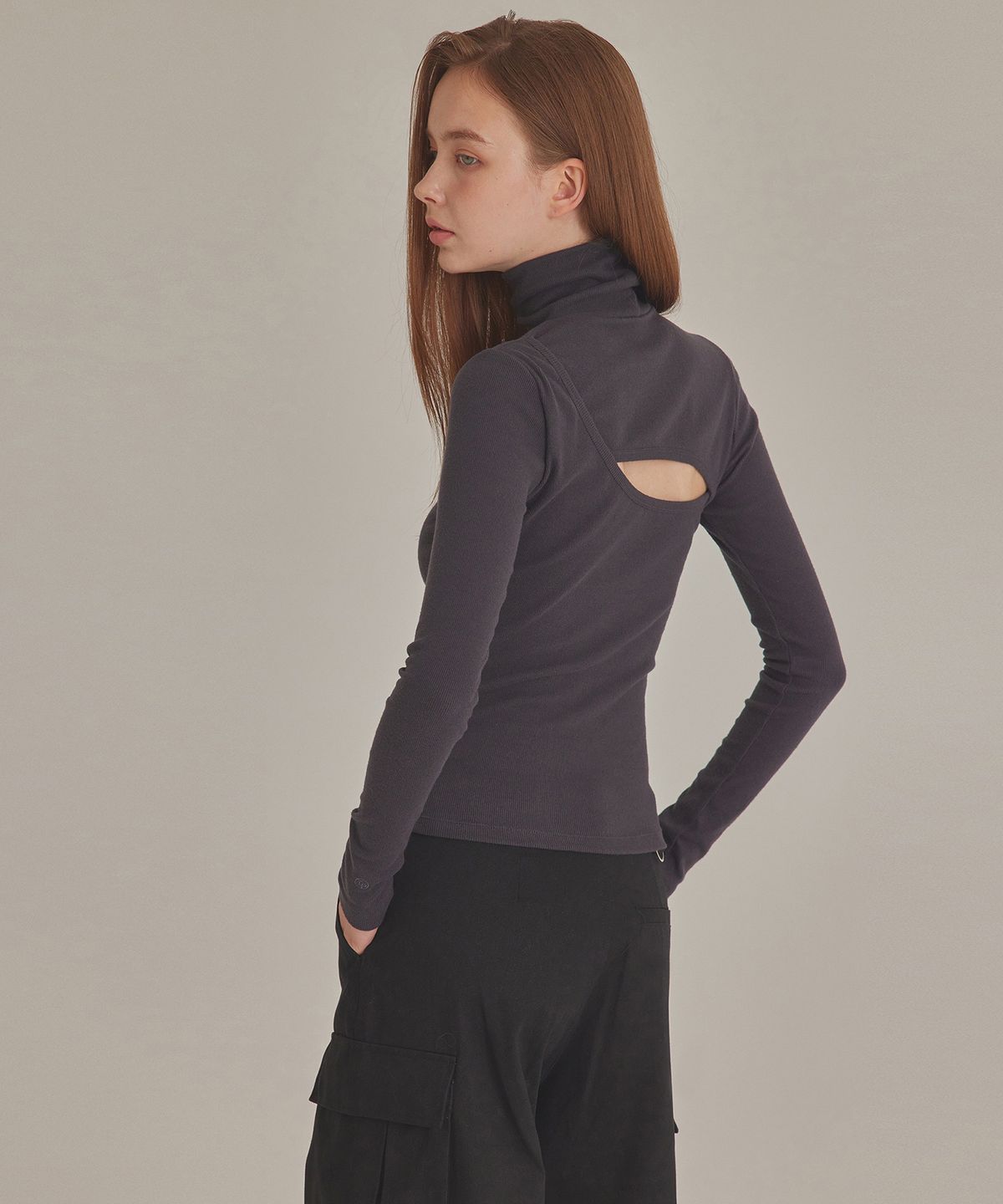 탑걸(TOPGIRL) RIBBED CUT-OUT BACK HIGH NECK TOP_T426TP113