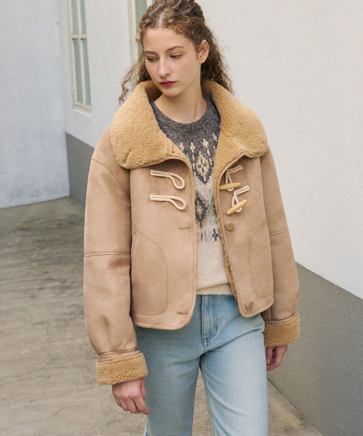 드로우핏 우먼(DRAWFIT WOMEN) 우드 버튼 오버핏 시어링 자켓 [BEIGE]