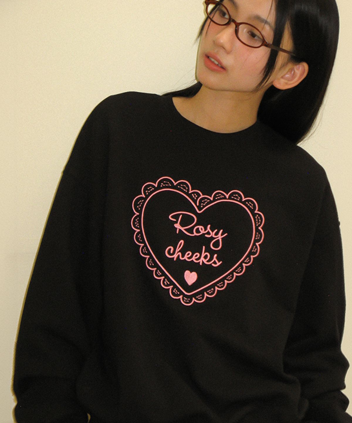 론론(RONRON) ROSY CHEEKS HEART EMBROIDERY SWEATSHIRTS BLACK