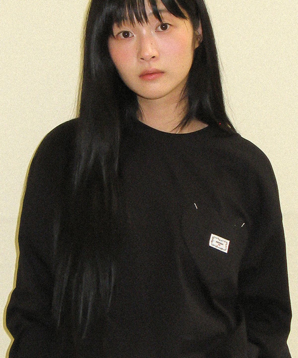 론론(RONRON) HEART POCKET OVER FIT LONG SLEEVE T SHIRT BLACK