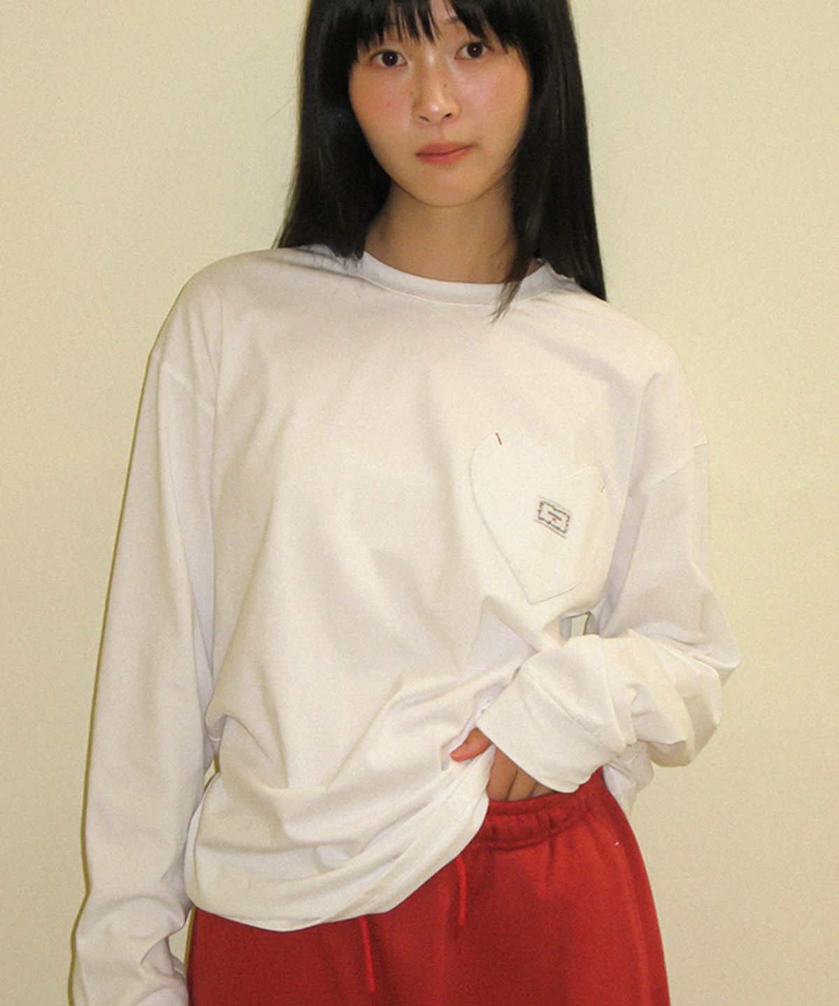 론론(RONRON) HEART POCKET OVER FIT LONG SLEEVE T SHIRT WHITE