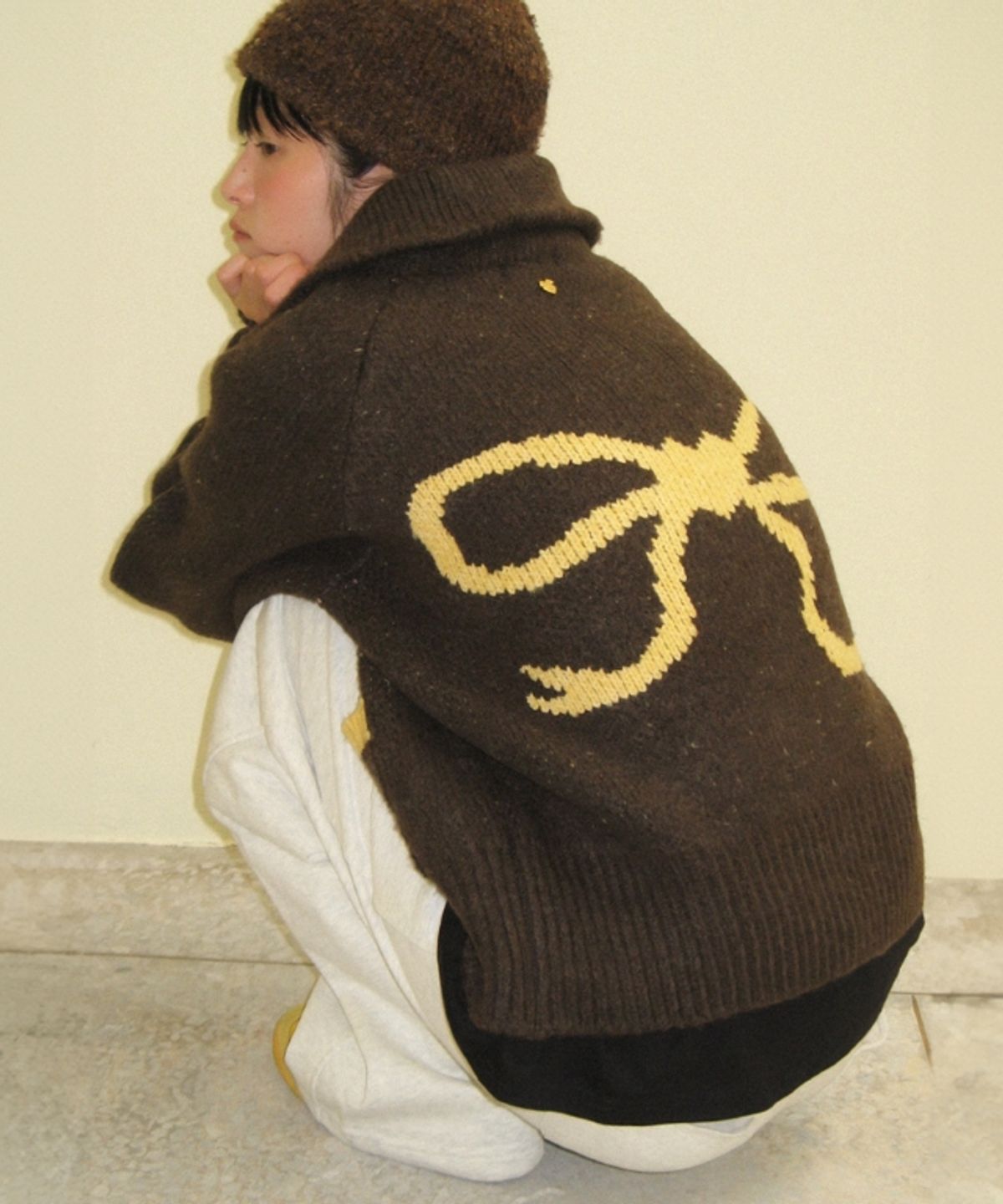 론론(RONRON) BACK HEART RIBBON COWICHAN KNIT ZIP UP BROWN YELLOW