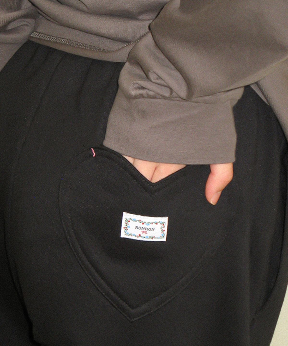론론(RONRON) BACK HEART STITCH POCKET SWEAT JOGGER PANTS BLACK