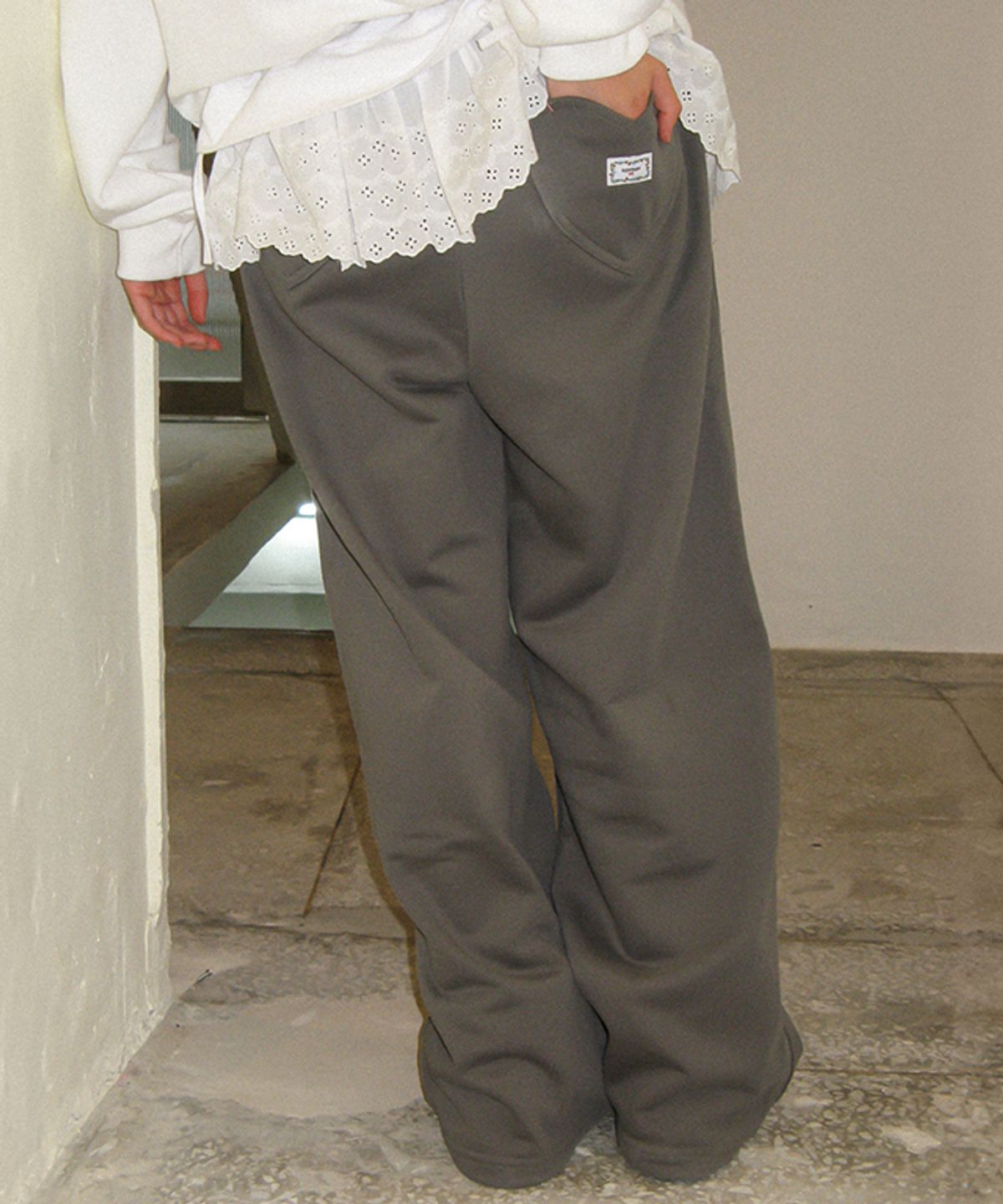 론론(RONRON) BACK HEART STITCH POCKET SWEAT JOGGER PANTS CHARCOAL