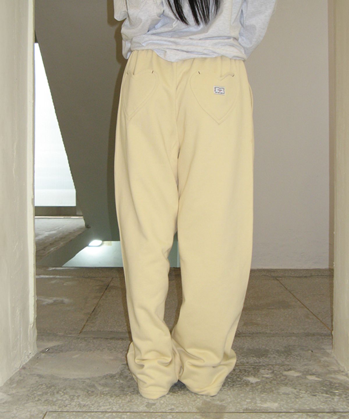론론(RONRON) BACK HEART STITCH POCKET SWEAT JOGGER PANTS CREAM YELLOW