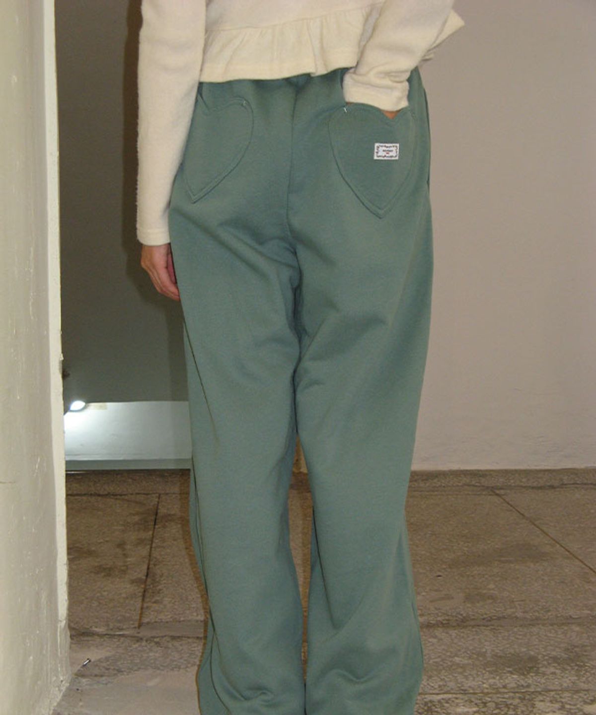 론론(RONRON) BACK HEART STITCH POCKET SWEAT JOGGER PANTS DUSTY GREEN