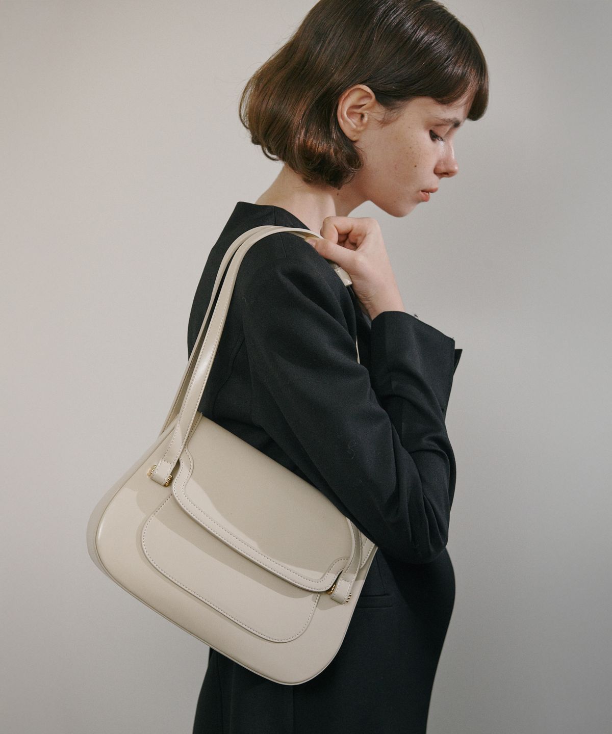 비마이무드(BEMYMOOD) 클래식 커브 백 - 아이보리