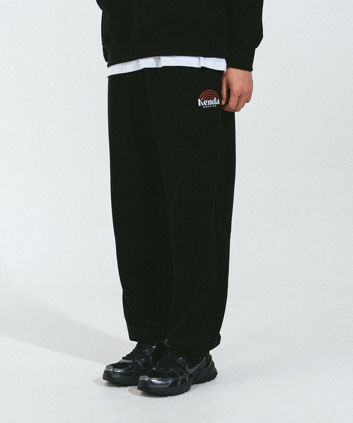 켄다(KENDA) VINYLS SWEATPANTS (BLACK)