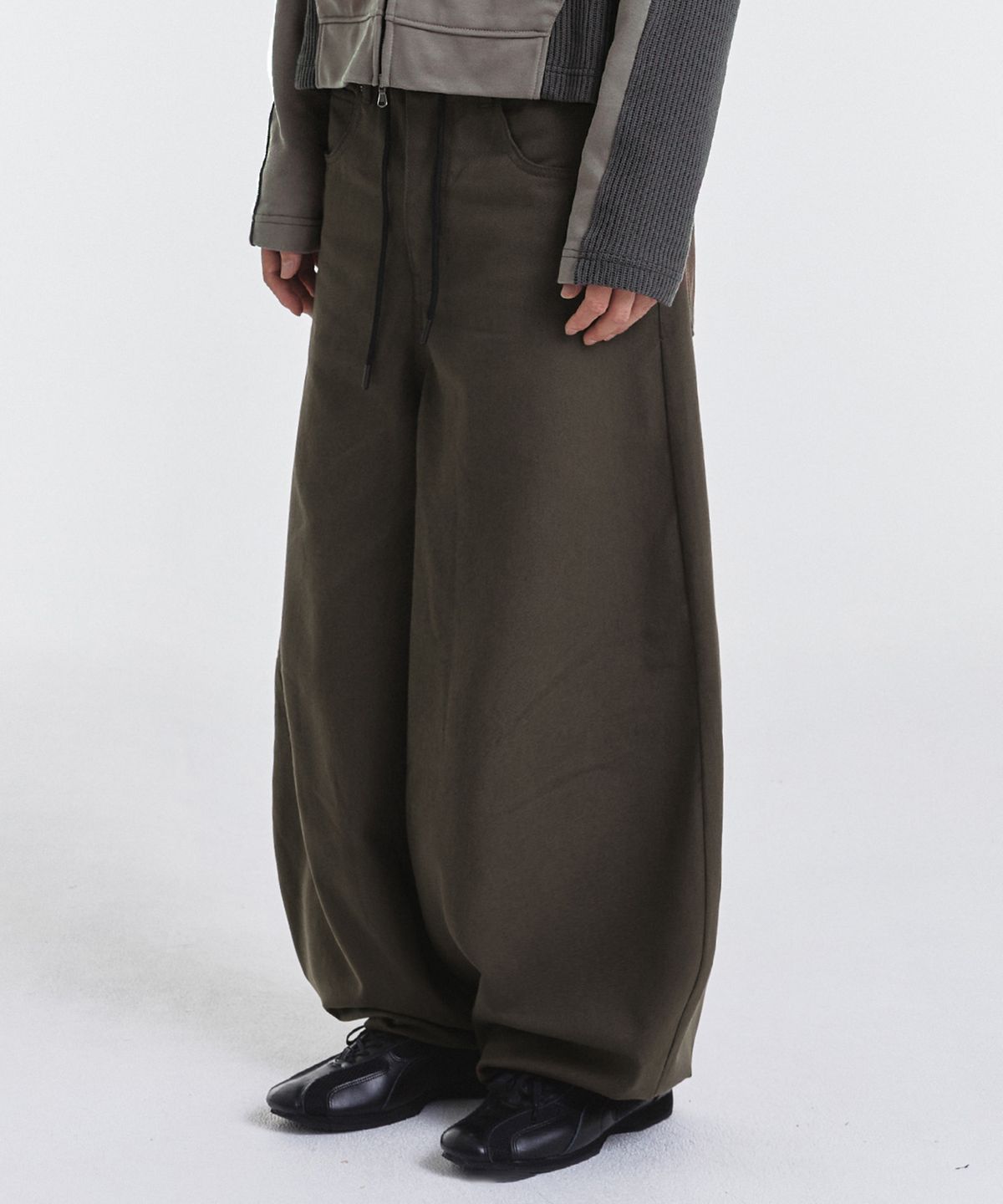 기철(KICHUL) STURDY BALLOON PANTS (DARK KHAKI)