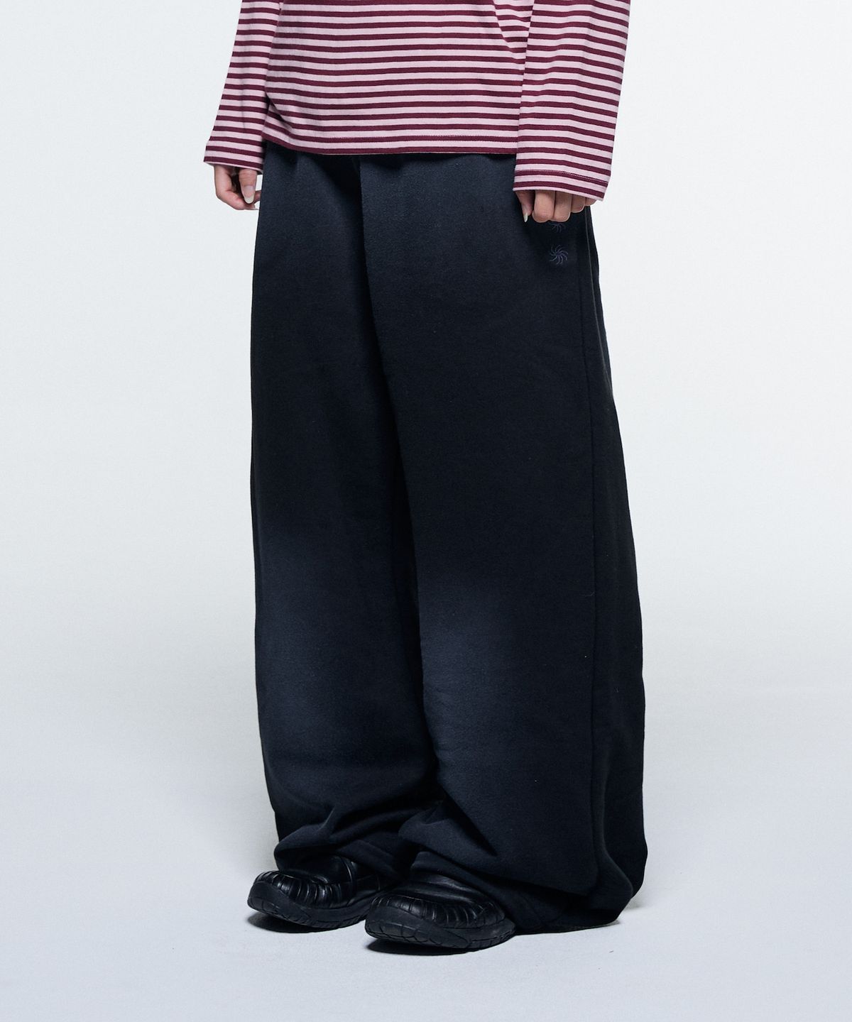 더콜디스트모먼트(THE COLDEST MOMENT) TCM flower washed sweat pants (black)
