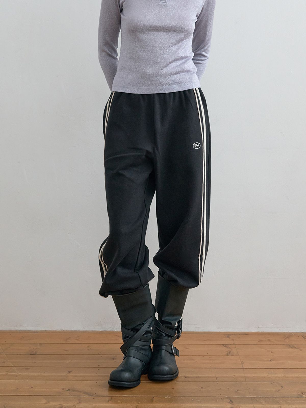 기준(KIJUN) Double Line Track Pants Black