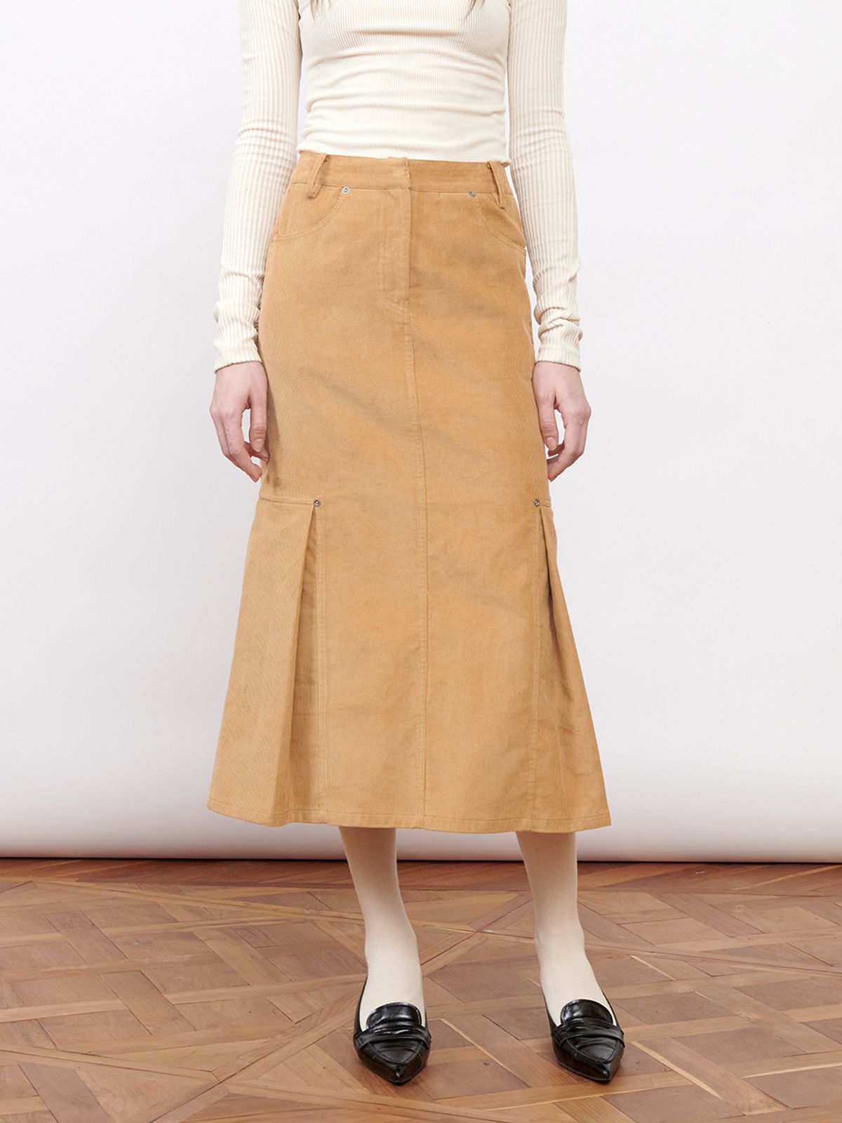 기준(KIJUN) Corduroy Tucked Midi Skirt Camel