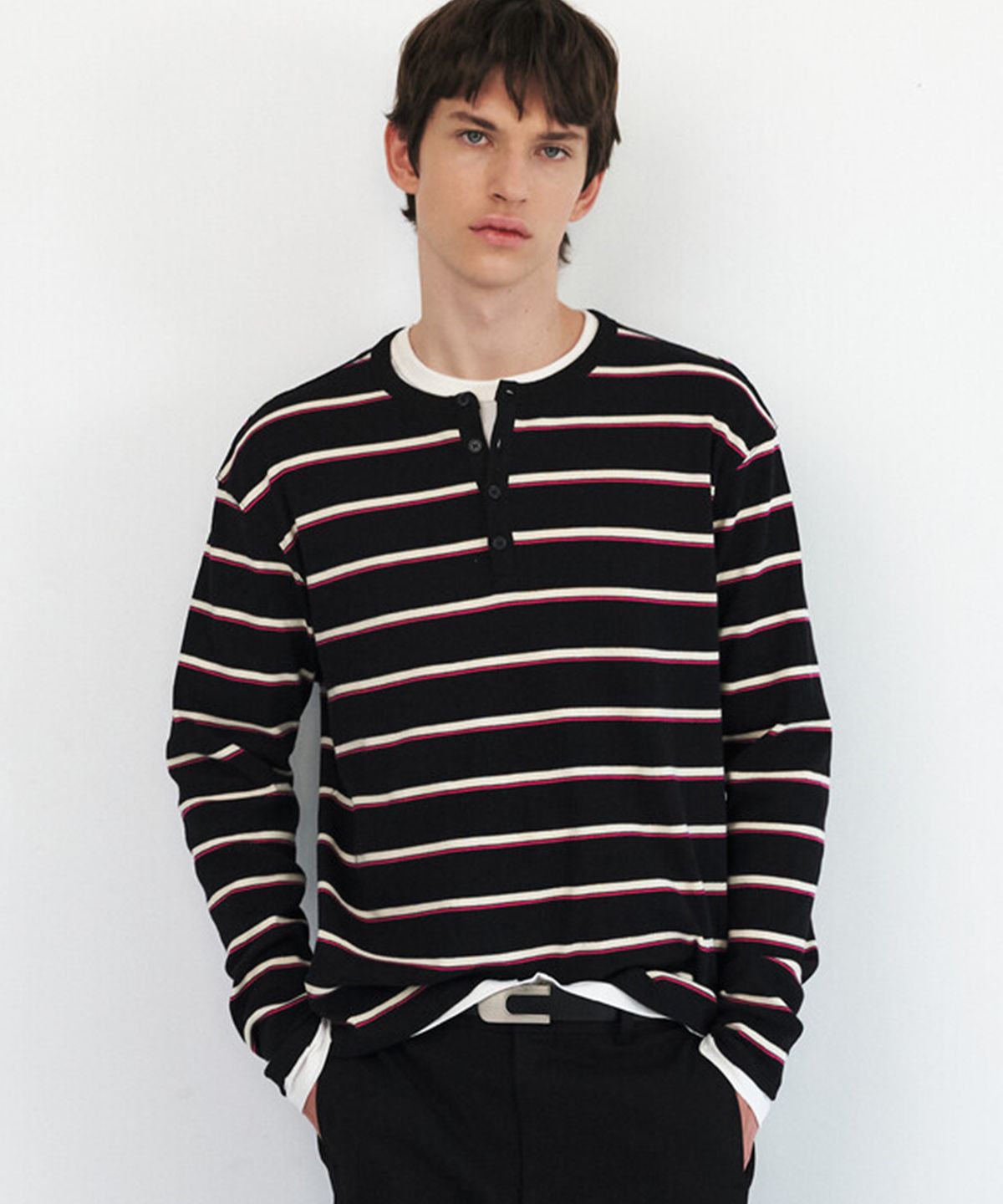 윈더(WINDER) STRIPED COTTON HENLEY NECK TOP - BLACK
