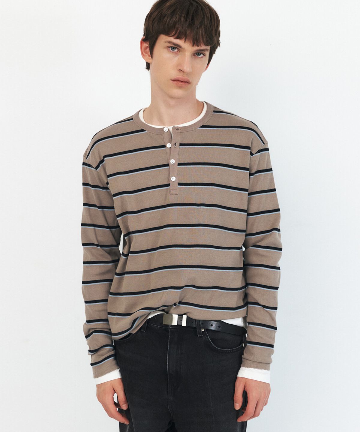 윈더(WINDER) STRIPED COTTON HENLEY NECK TOP - TAUPE BEIGE