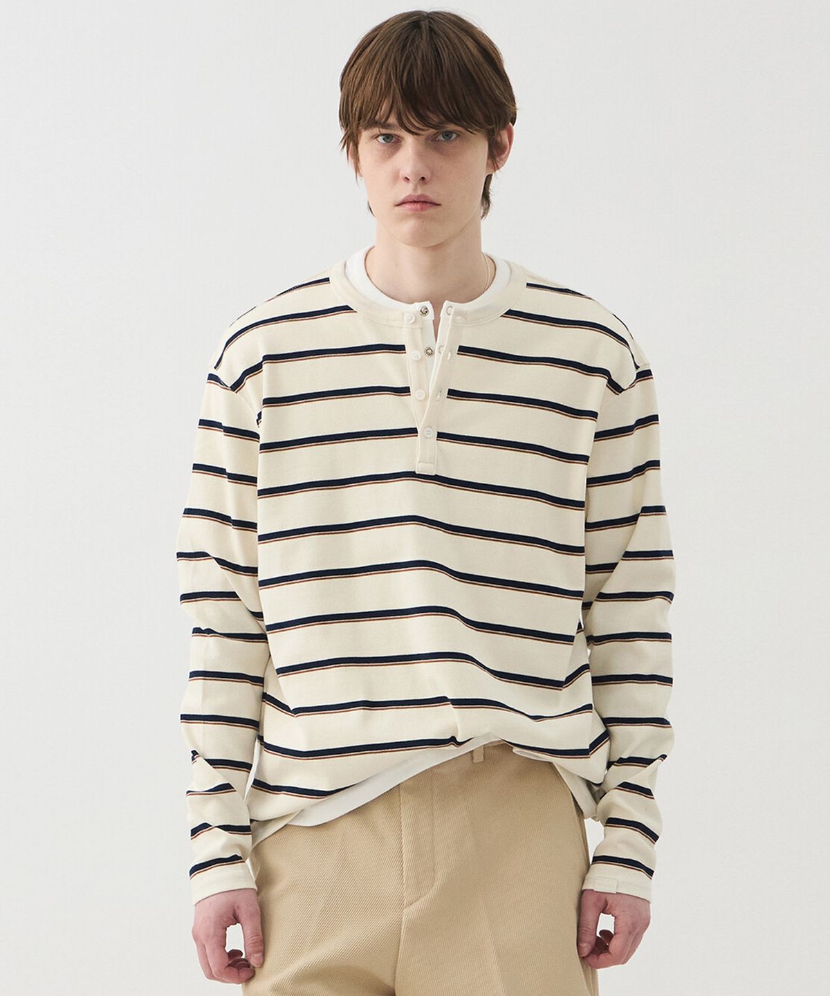 윈더(WINDER) STRIPED COTTON HENLEY NECK TOP - NATURAL IVORY
