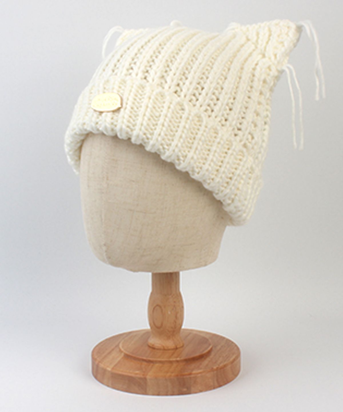 유니버셜 케미스트리(UNIVERSAL CHEMISTRY) Winter Cat Knit Ivory Beanie 고양이모자
