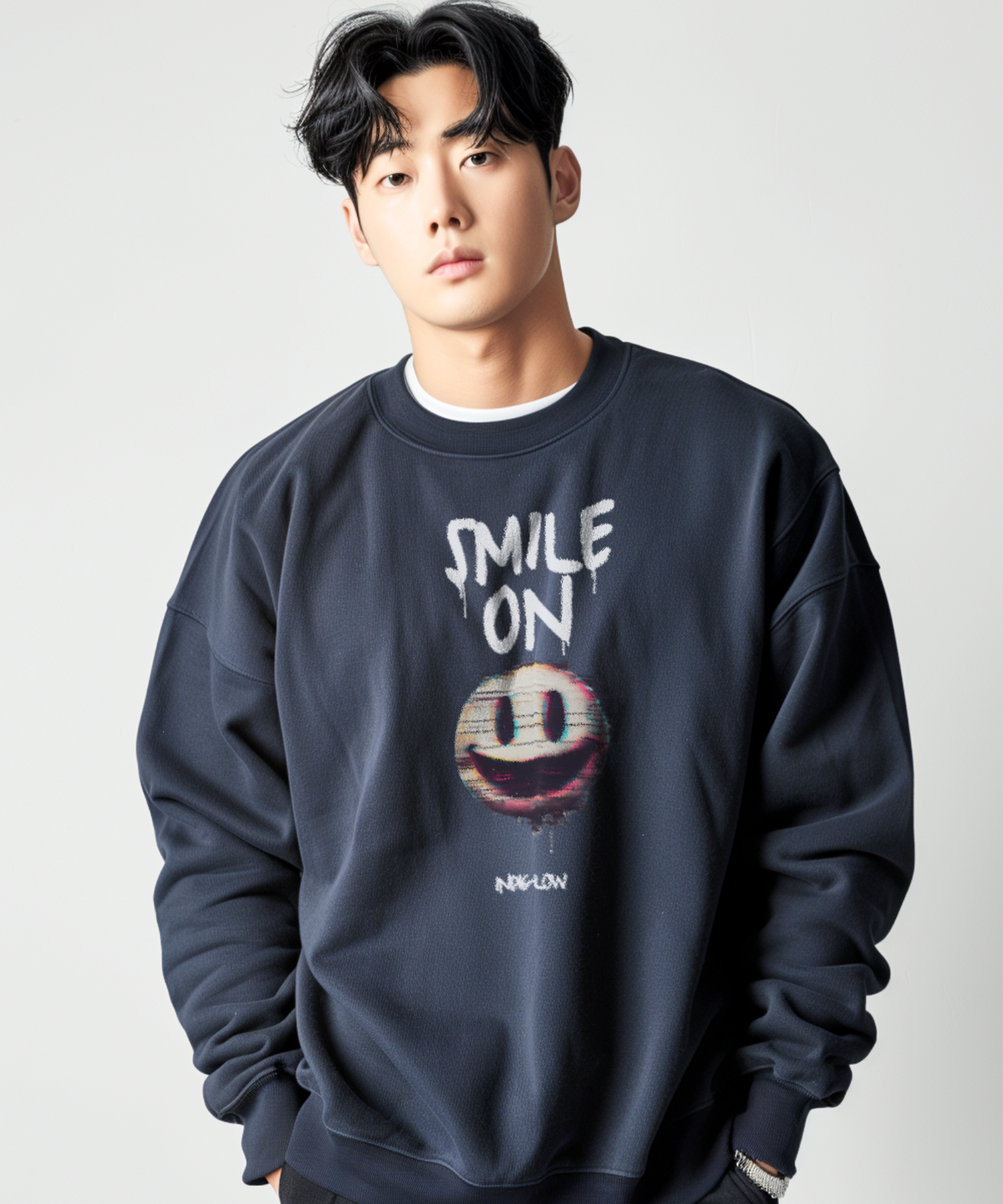 인디글로우(INDIGLOW) 스마일온 캐릭터 그래픽 맨투맨 스웨트셔츠