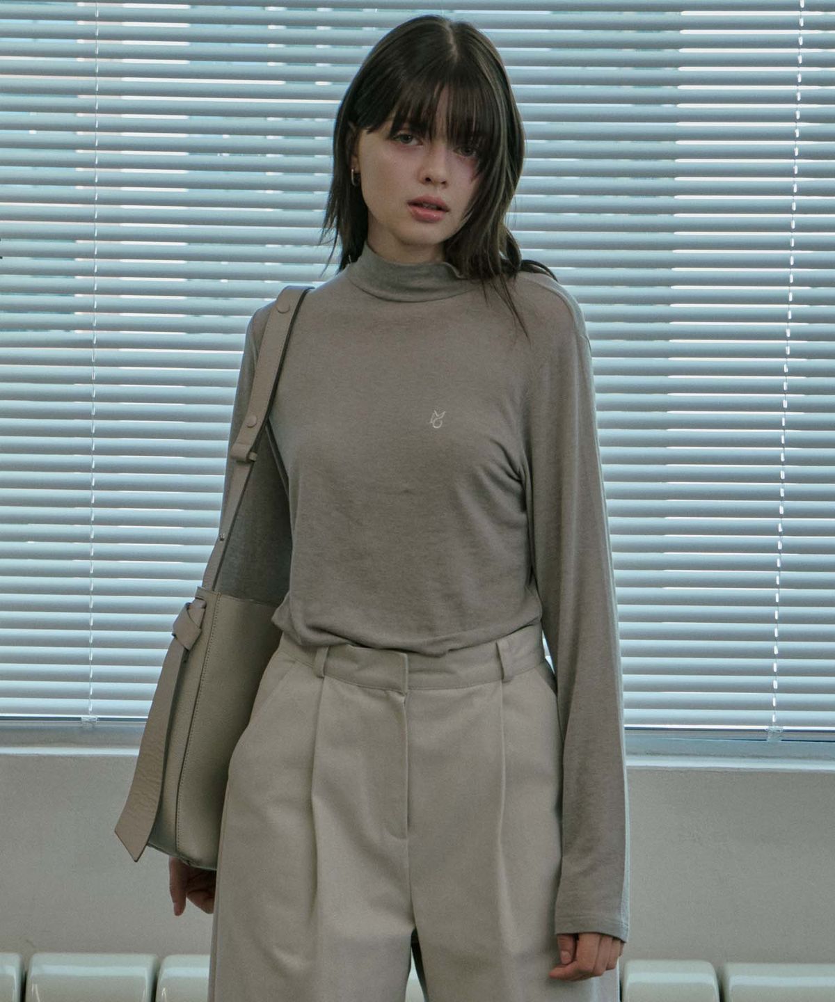 무아르모아(MOIREMOA) wool basic turtleneck top - gray beige